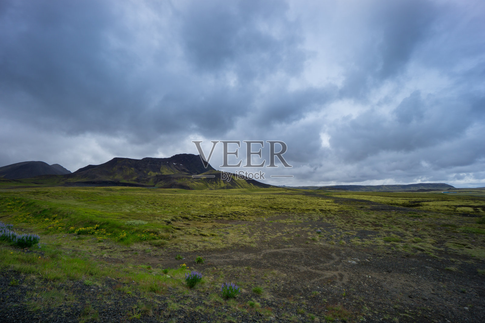 冰岛-绿色的火山和乌云照片摄影图片