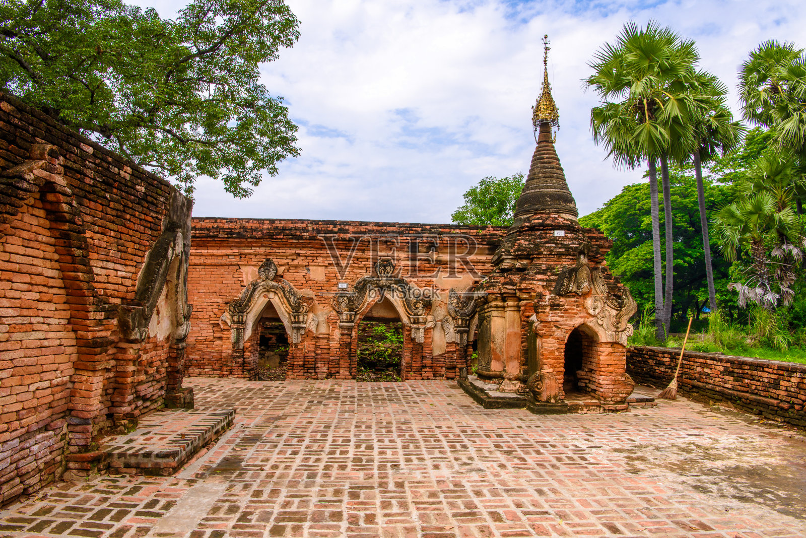 Yadana Hsemee宝塔，因瓦，曼德勒地区，缅甸。对游客来说最吸引人的地方之一照片摄影图片