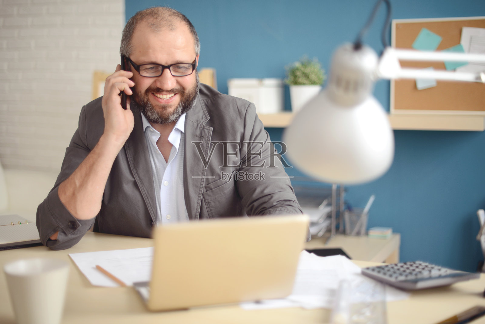 在办公室工作的成年人照片摄影图片