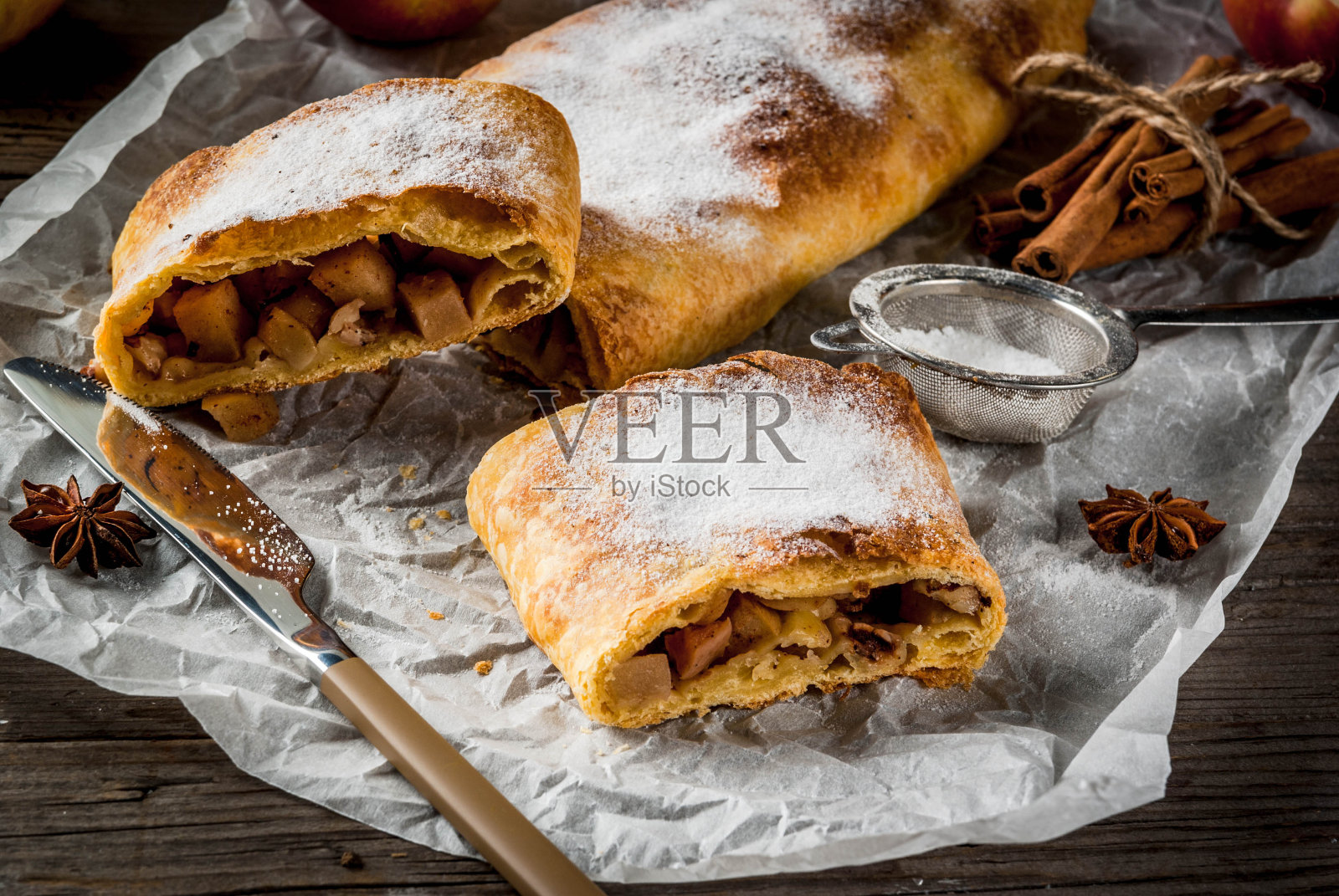 果仁葡萄干苹果馅饼照片摄影图片