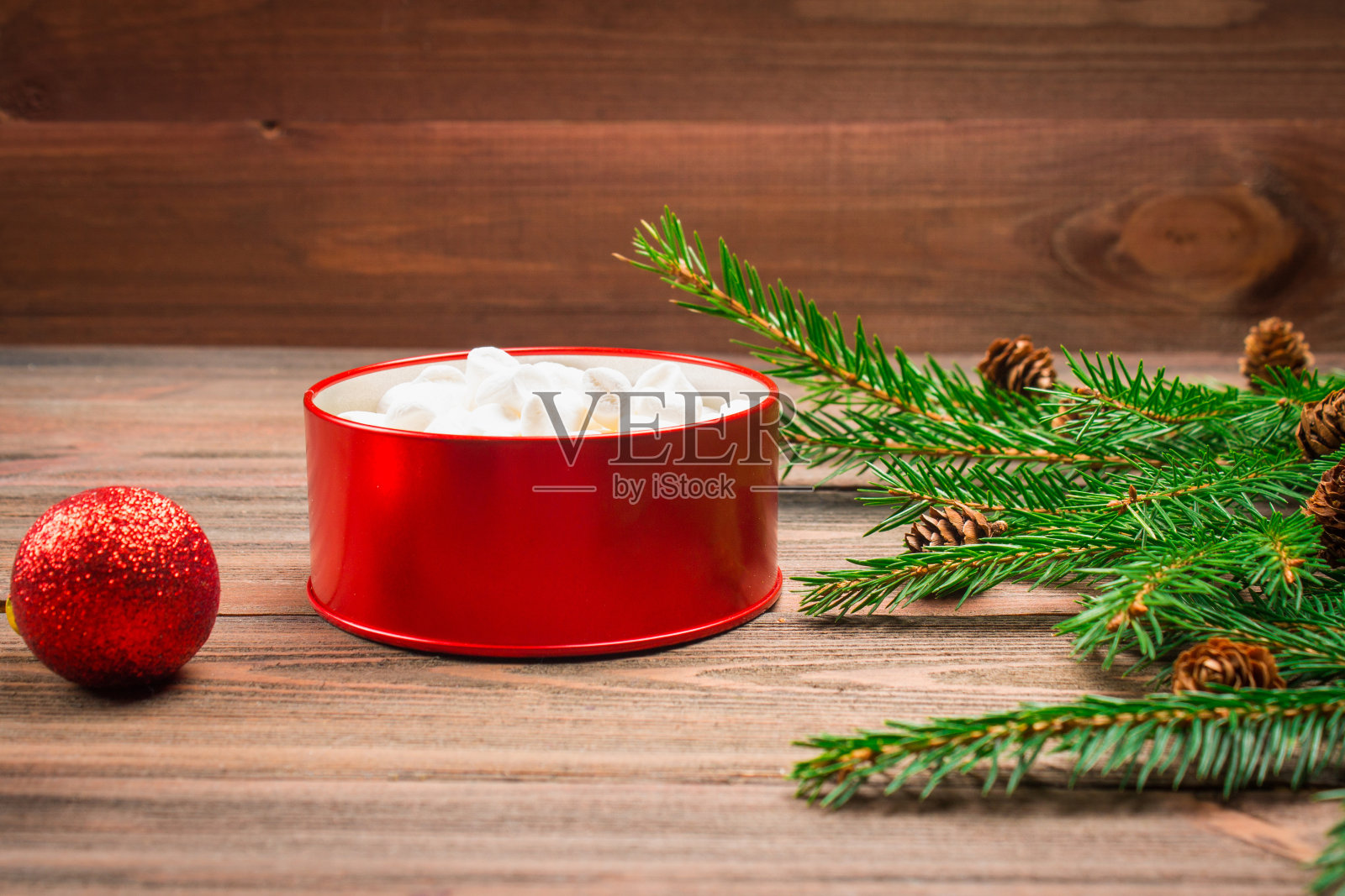 木质背景上的盒子里的棉花糖照片摄影图片