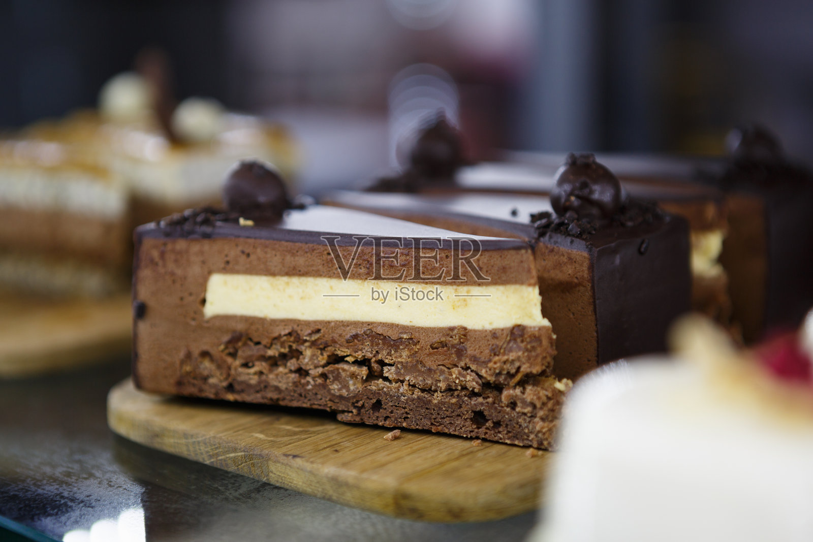 美味新鲜的甜点，咖啡厅的一块蛋糕照片摄影图片