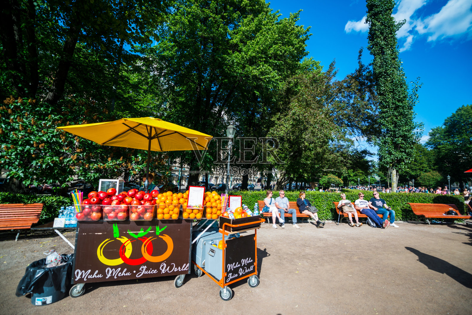 人们在芬兰赫尔辛基的滨海广场公园享受夏天照片摄影图片