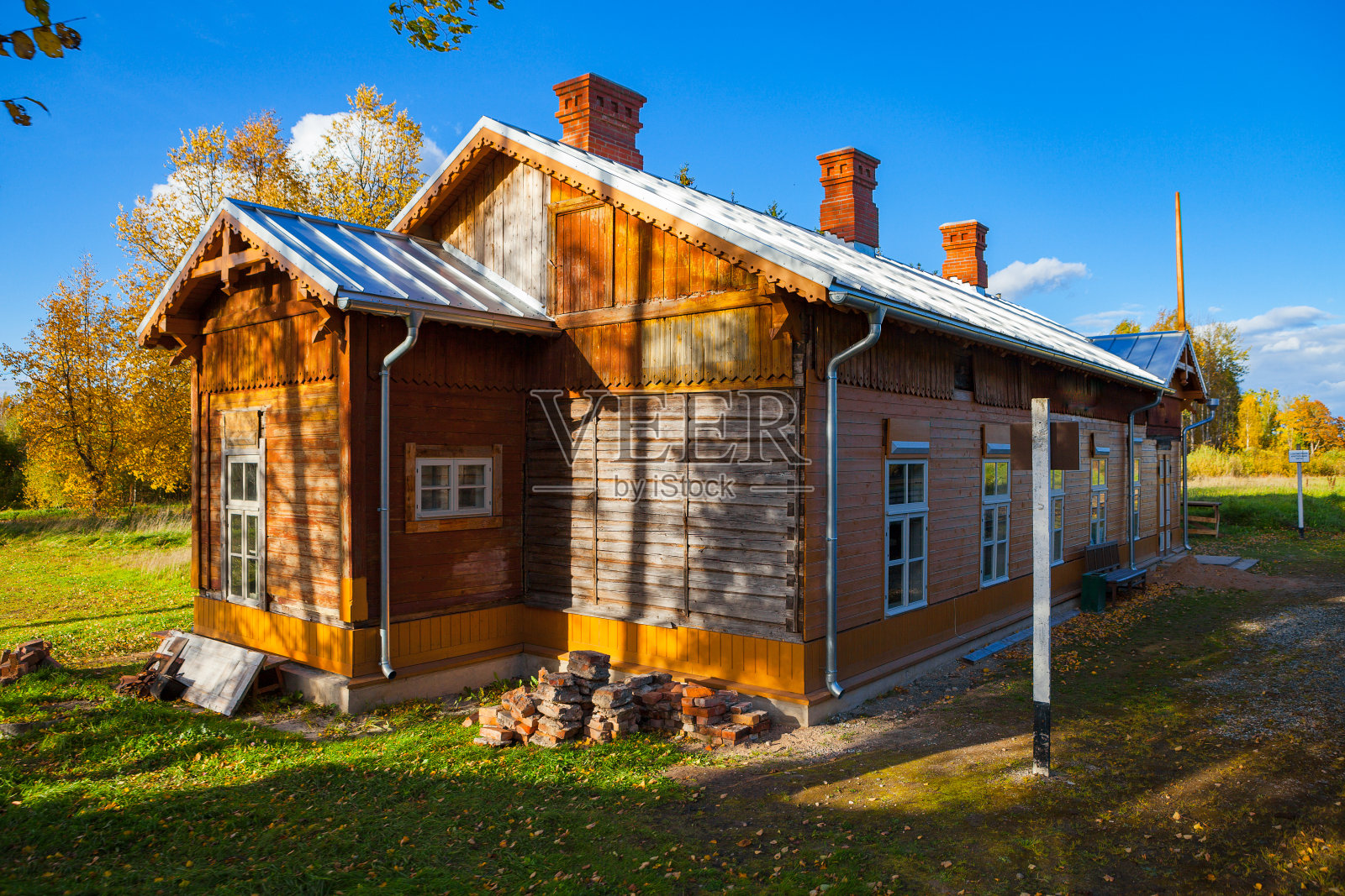 乡村火车站，老式木结构建筑照片摄影图片