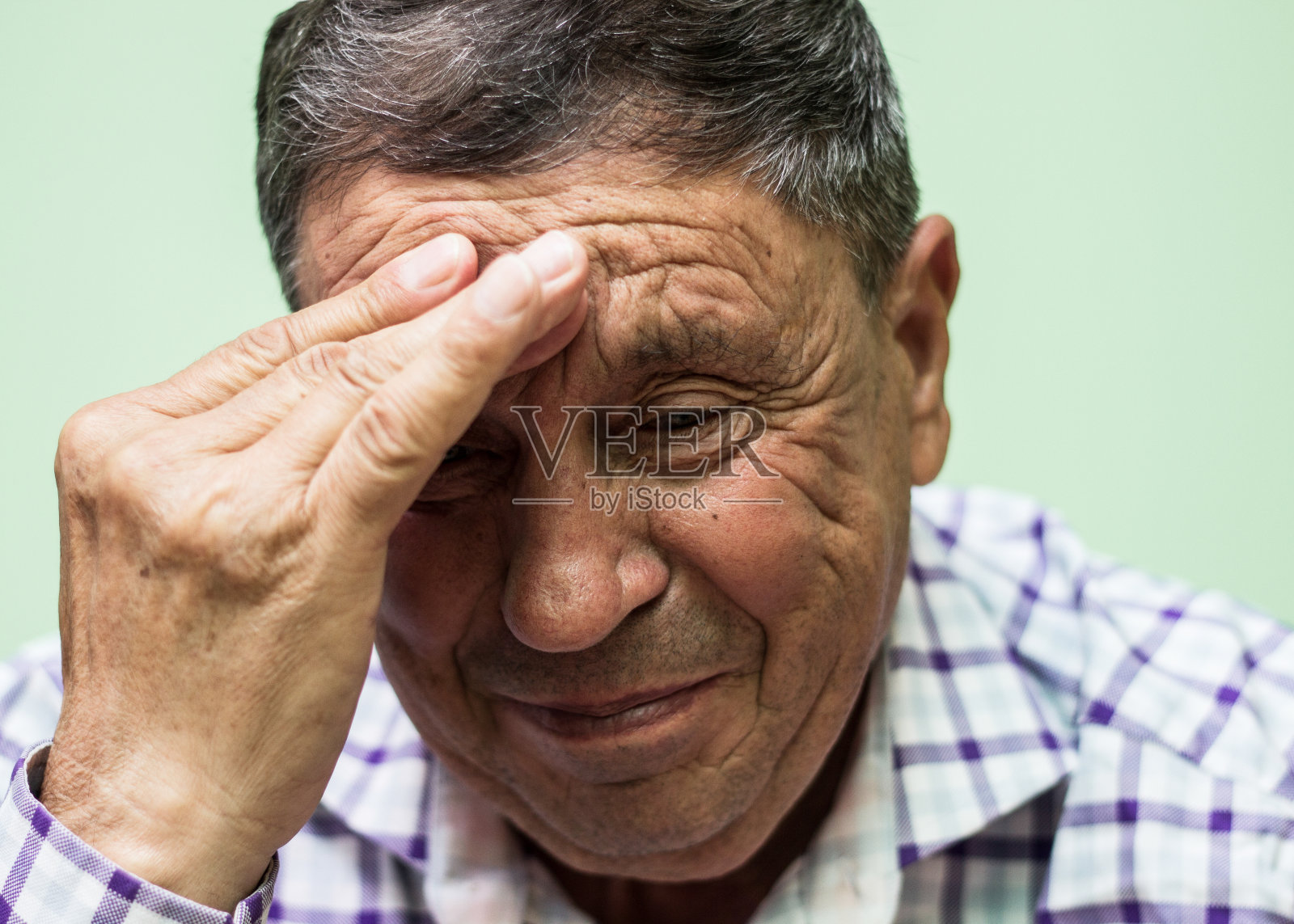 老年的人哭照片摄影图片