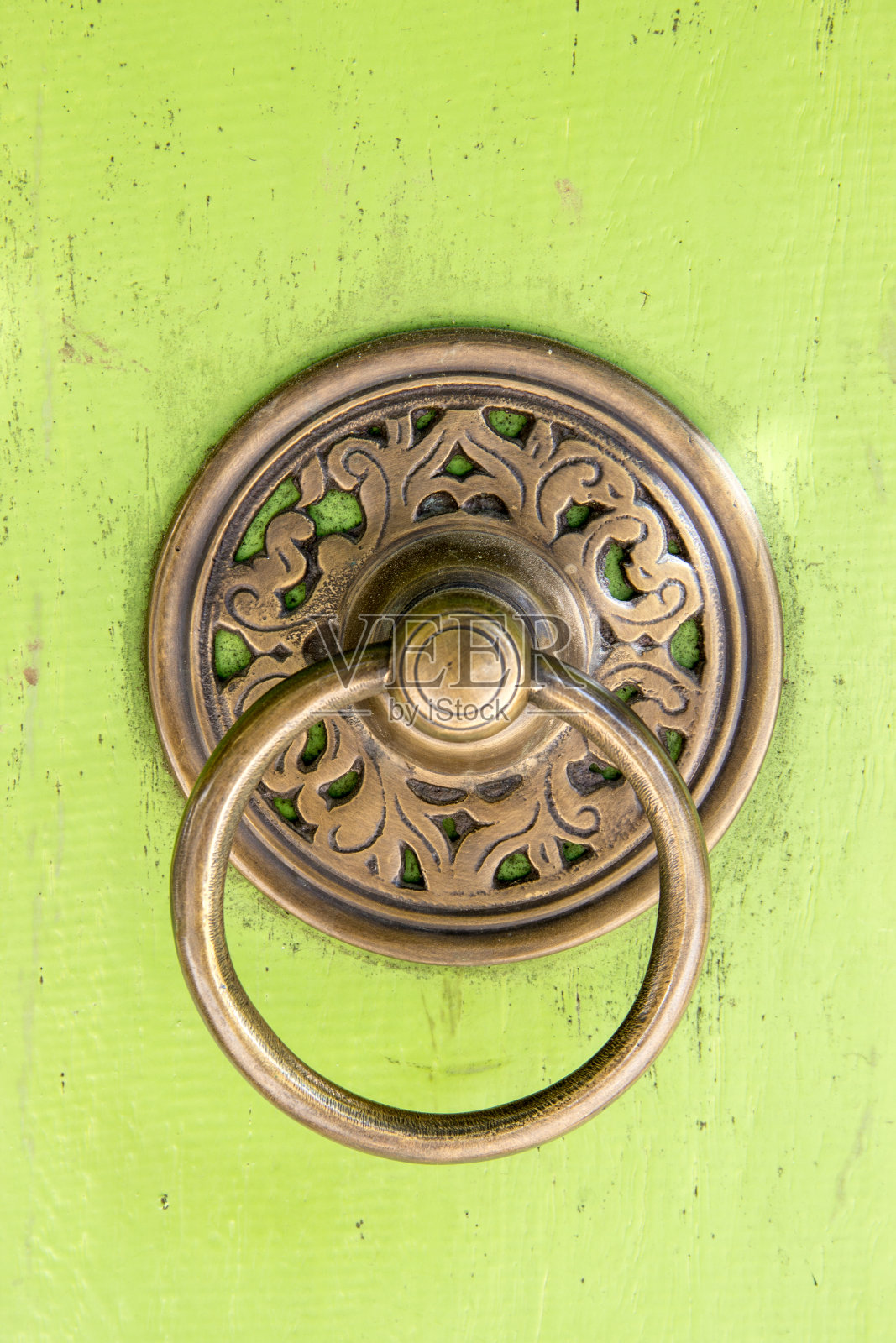 古老的门把手放在绿色的木门上照片摄影图片