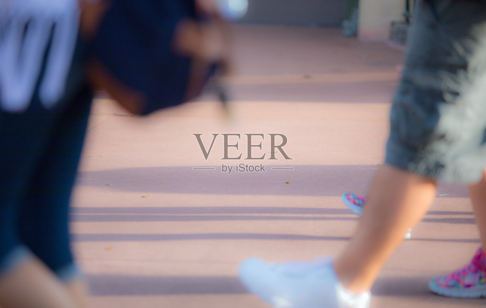 人群中行走的人们照片摄影图片