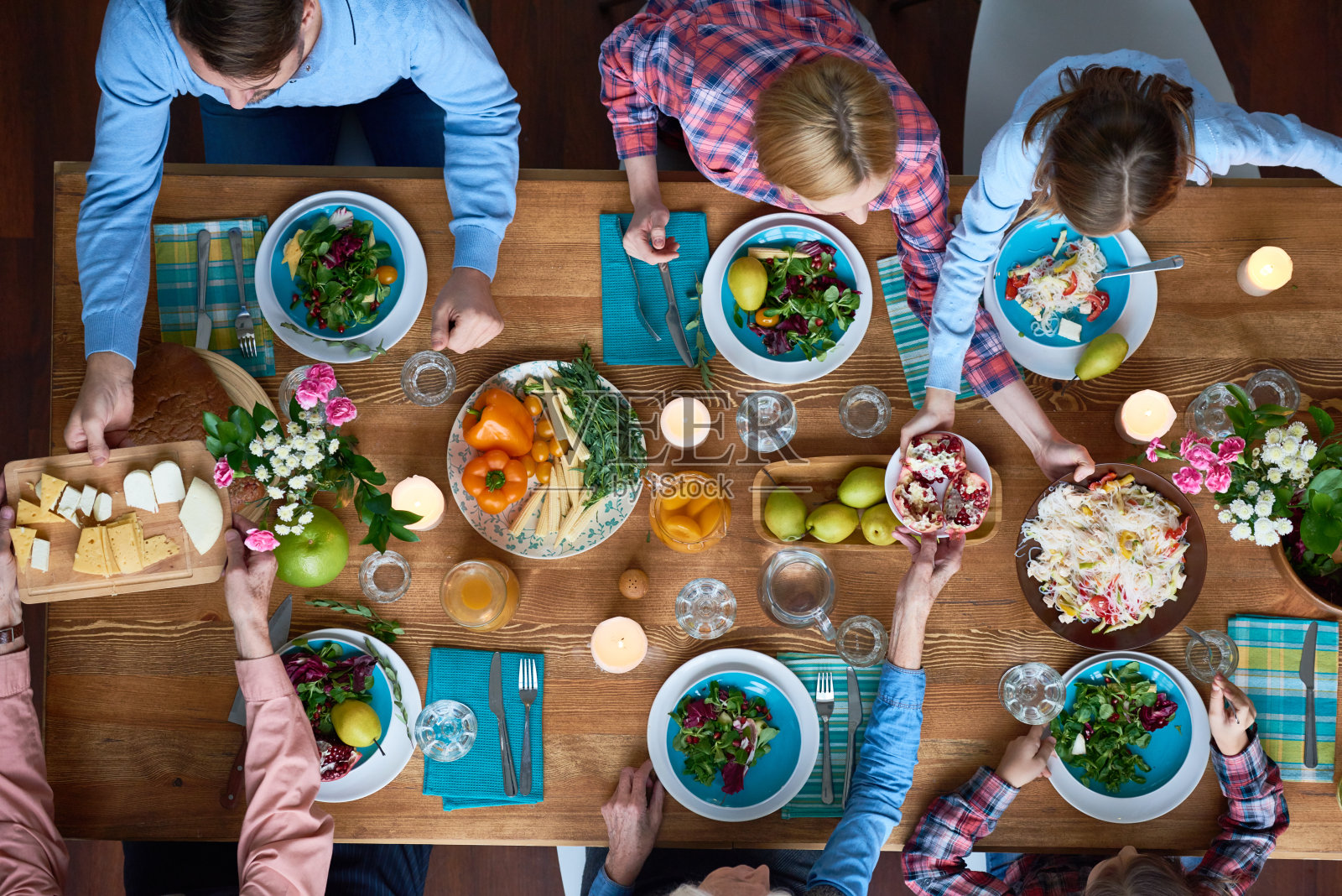 家庭聚餐照片摄影图片