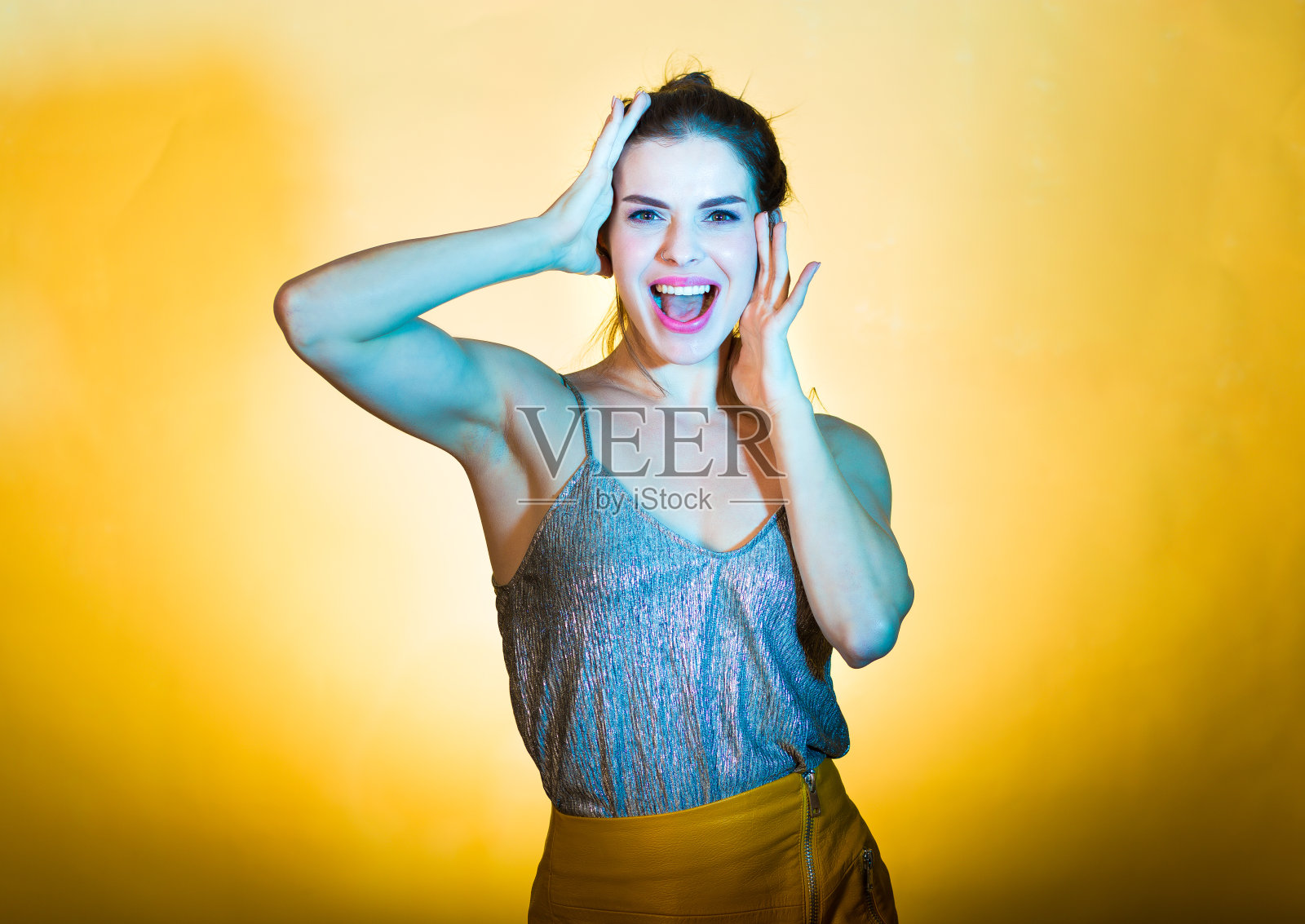 在迪斯科灯光下摆姿势的漂亮女人照片摄影图片