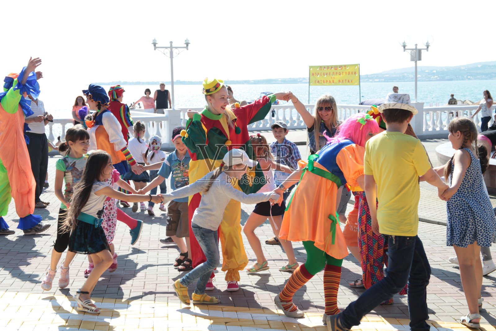 俄罗斯格连兹克——2015年6月6日:格连兹克狂欢节上的舞者。照片摄影图片