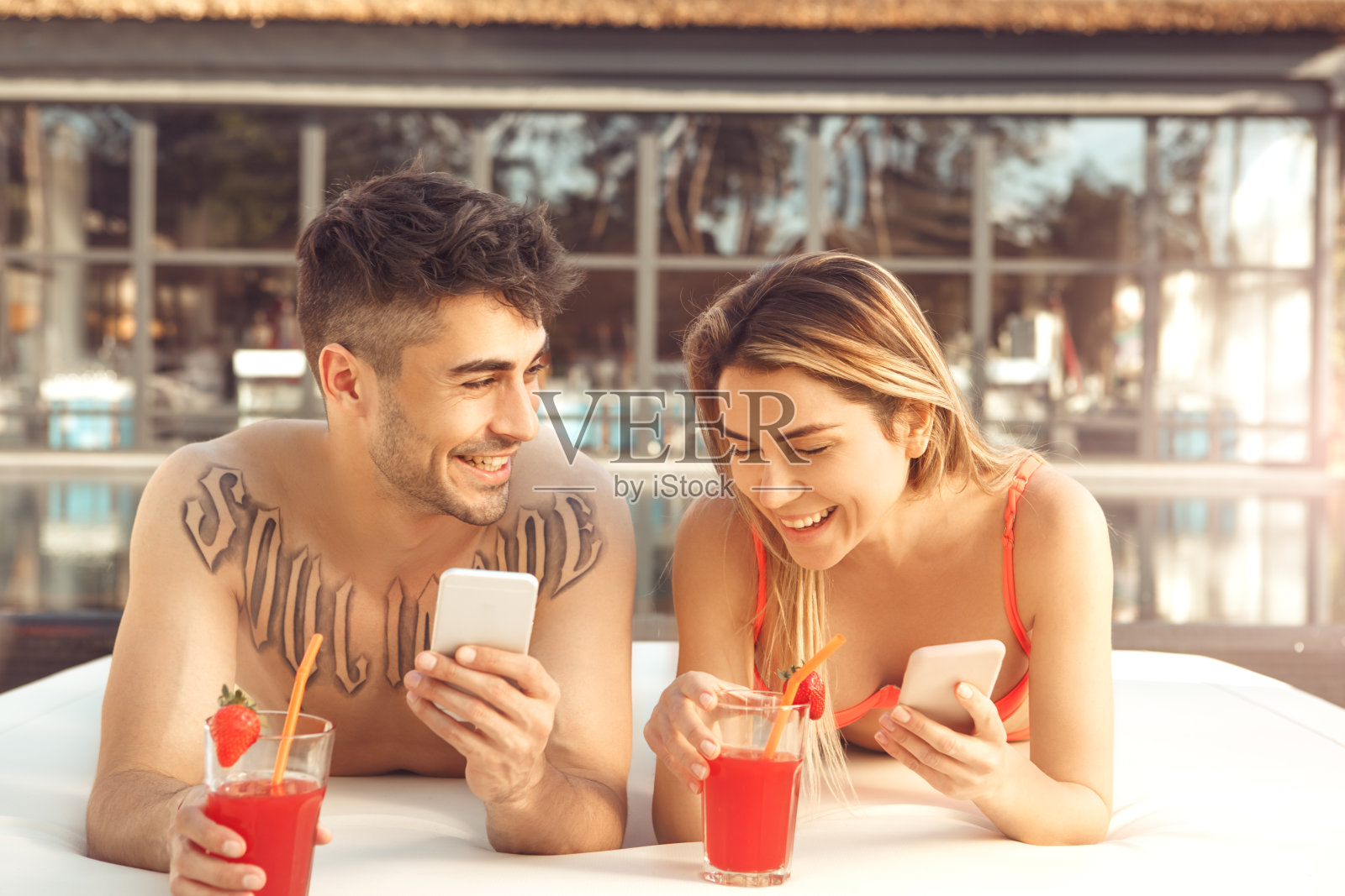 年轻夫妇一起休息在游泳池附近的健康生活方式照片摄影图片