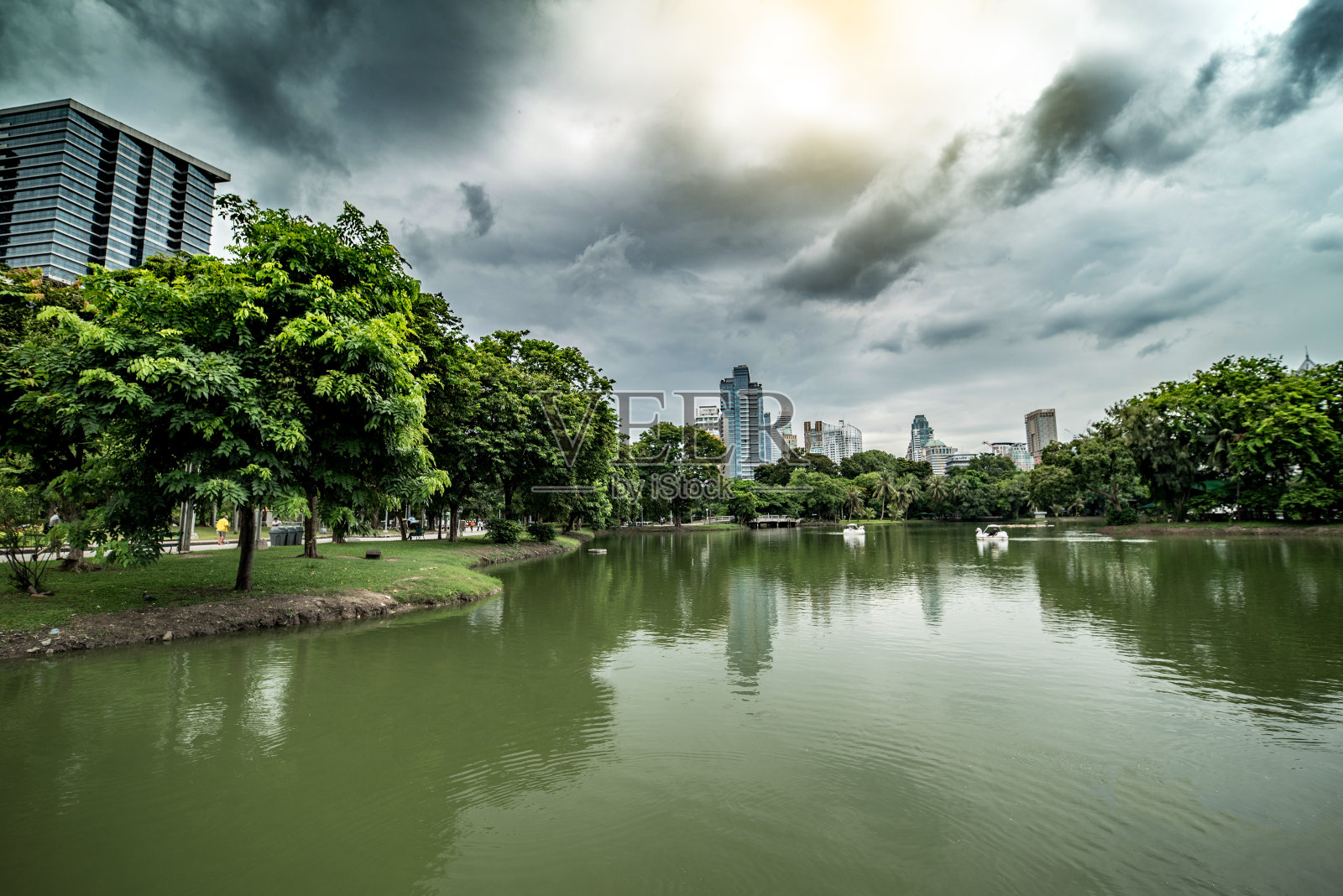 城市上空阴云密布照片摄影图片