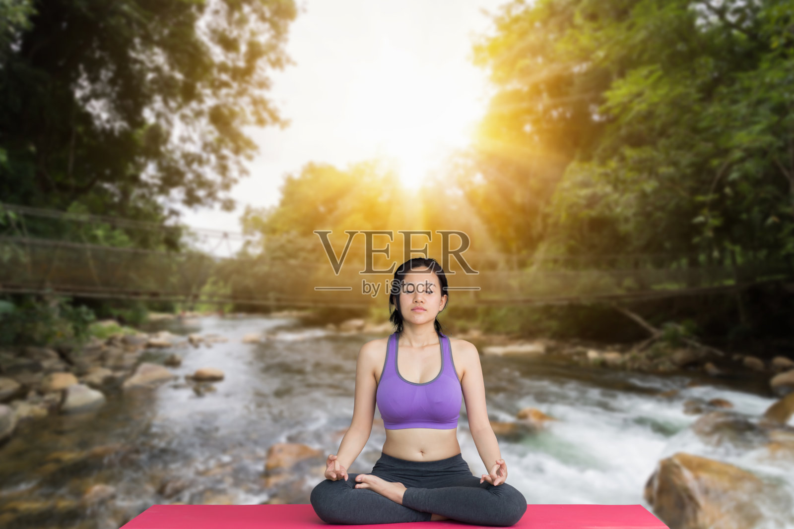 年轻迷人的微笑女子练习瑜伽照片摄影图片