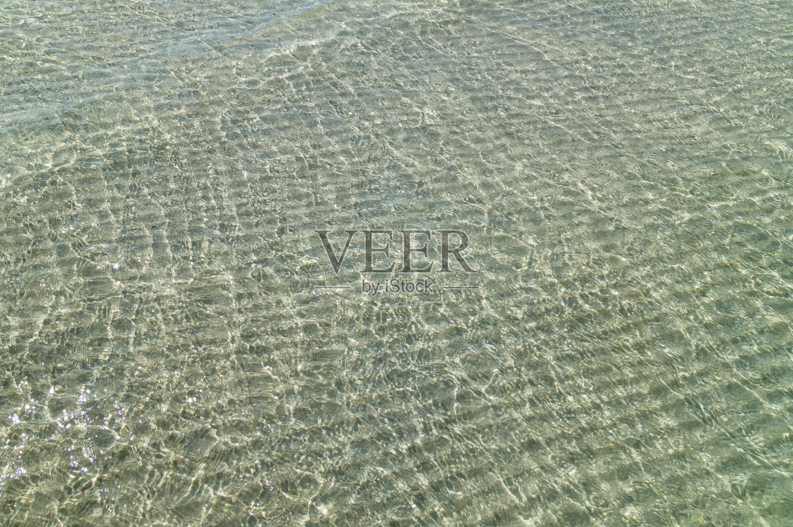 海滩的水很浅照片摄影图片