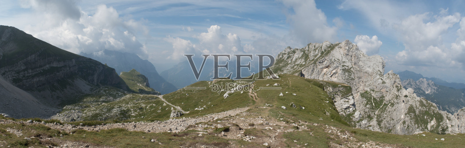 在斯洛文尼亚朱利安阿尔卑斯的特里格拉夫国家公园的曼加特山顶上，一条军事道路的尽头照片摄影图片