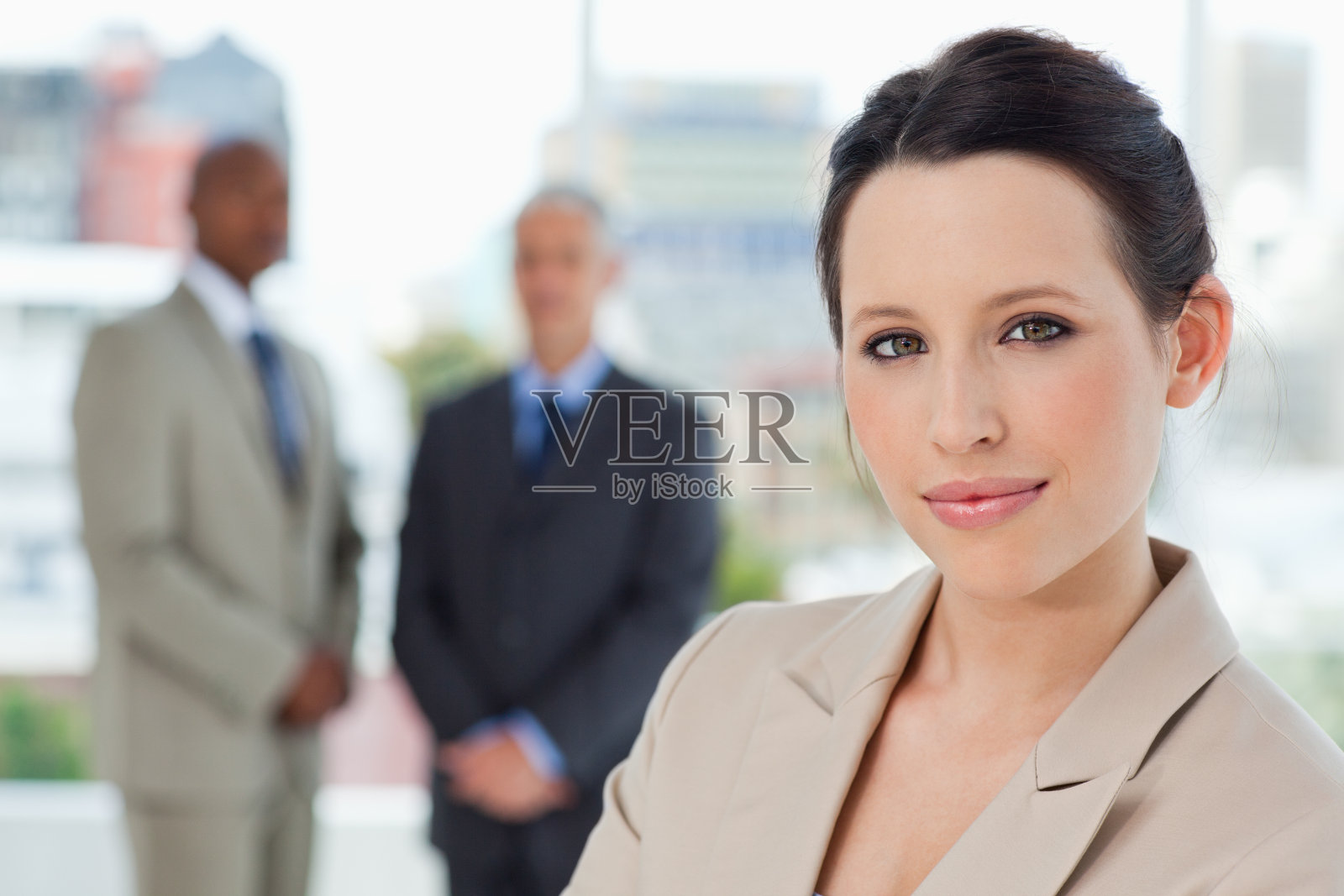 年轻的秘书轻松地站在两位主管面前照片摄影图片