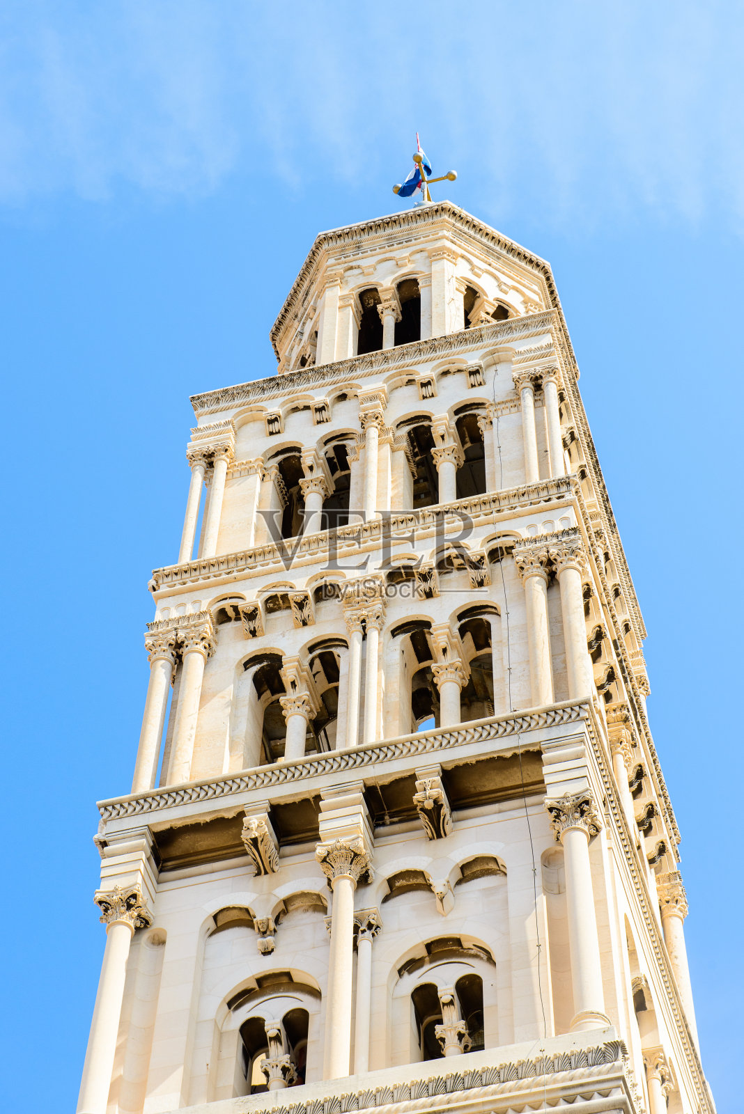 克罗地亚斯普利特的圣多姆尼乌斯大教堂的钟楼。照片摄影图片