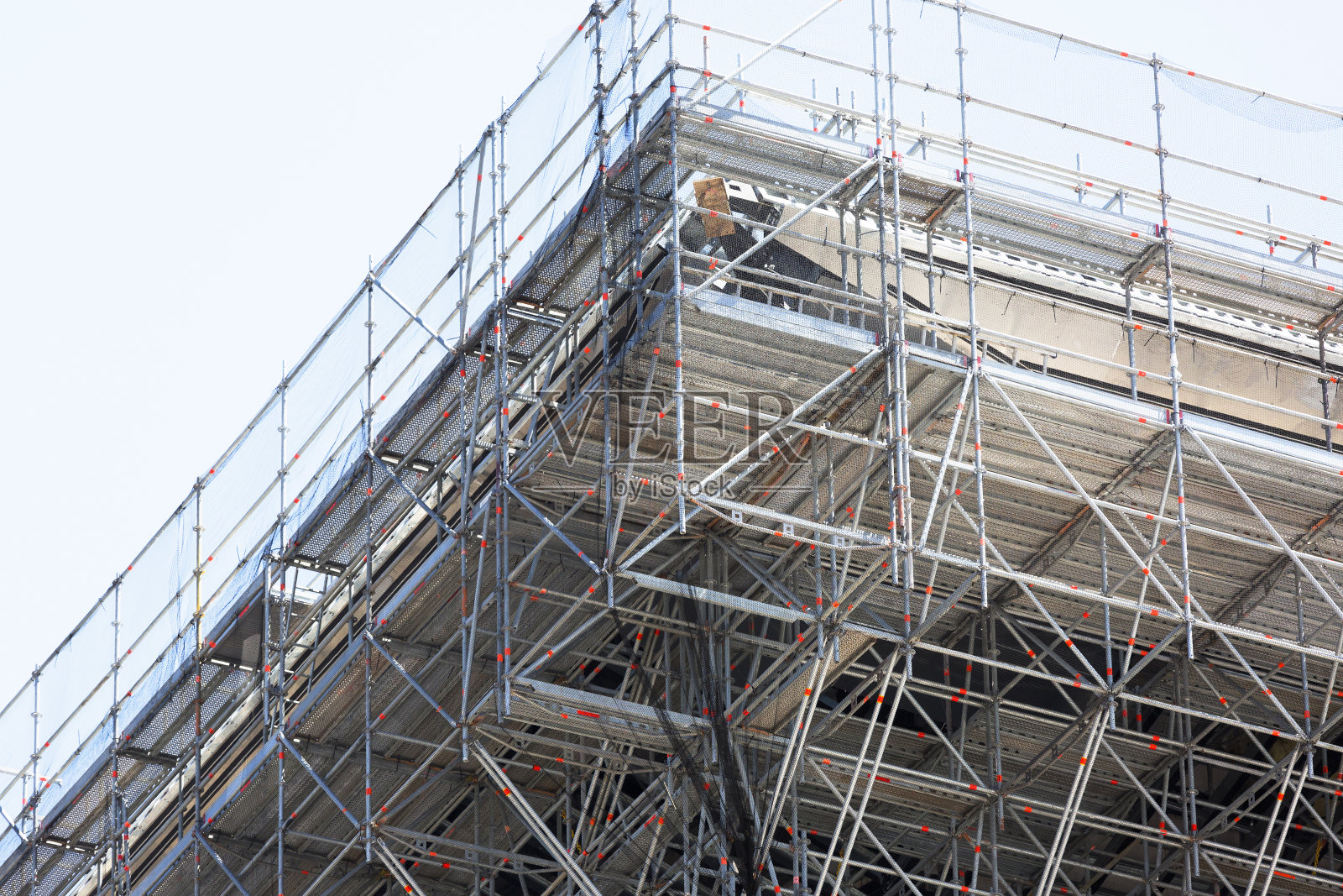 办公大楼的特写施工，使用安全网和脚手架照片摄影图片