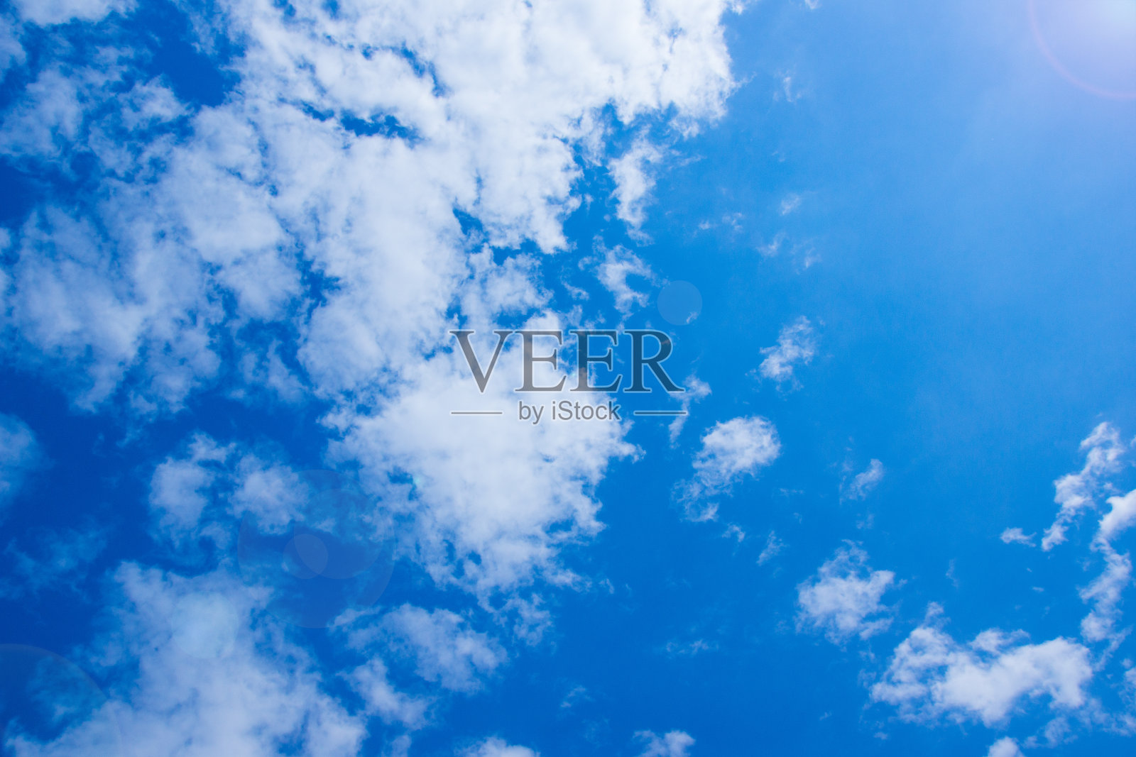 明亮的蓝天和美丽的白云照片摄影图片