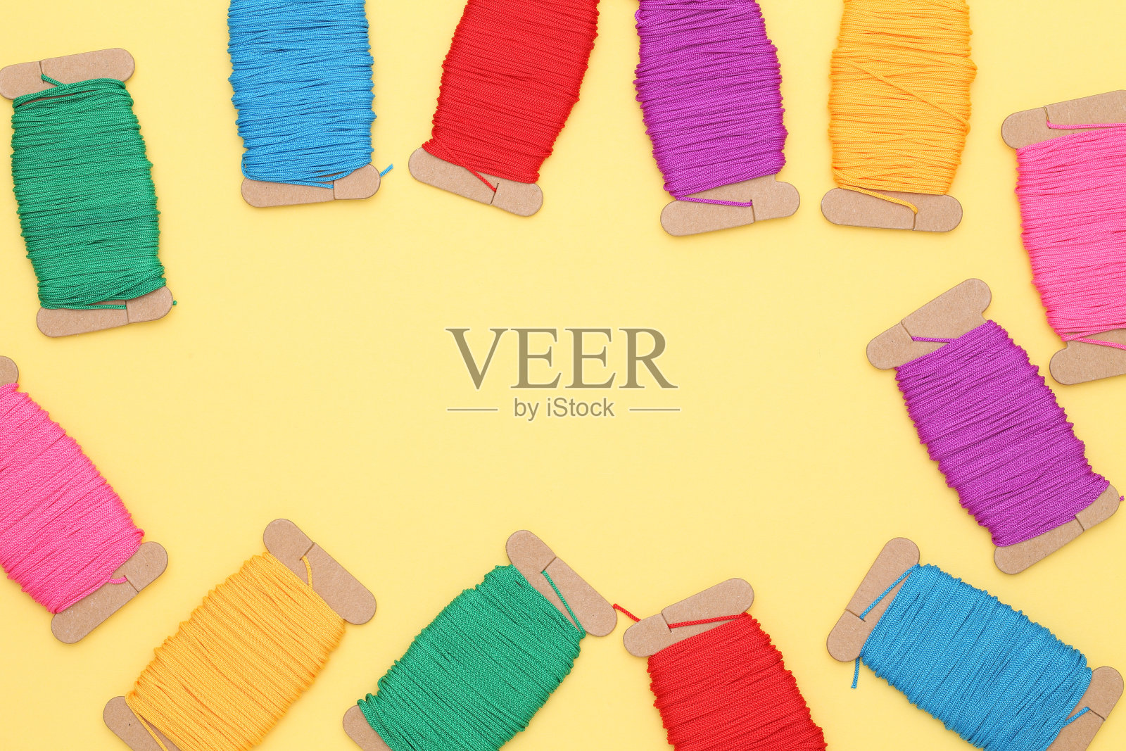 色彩斑斓的线轴照片摄影图片