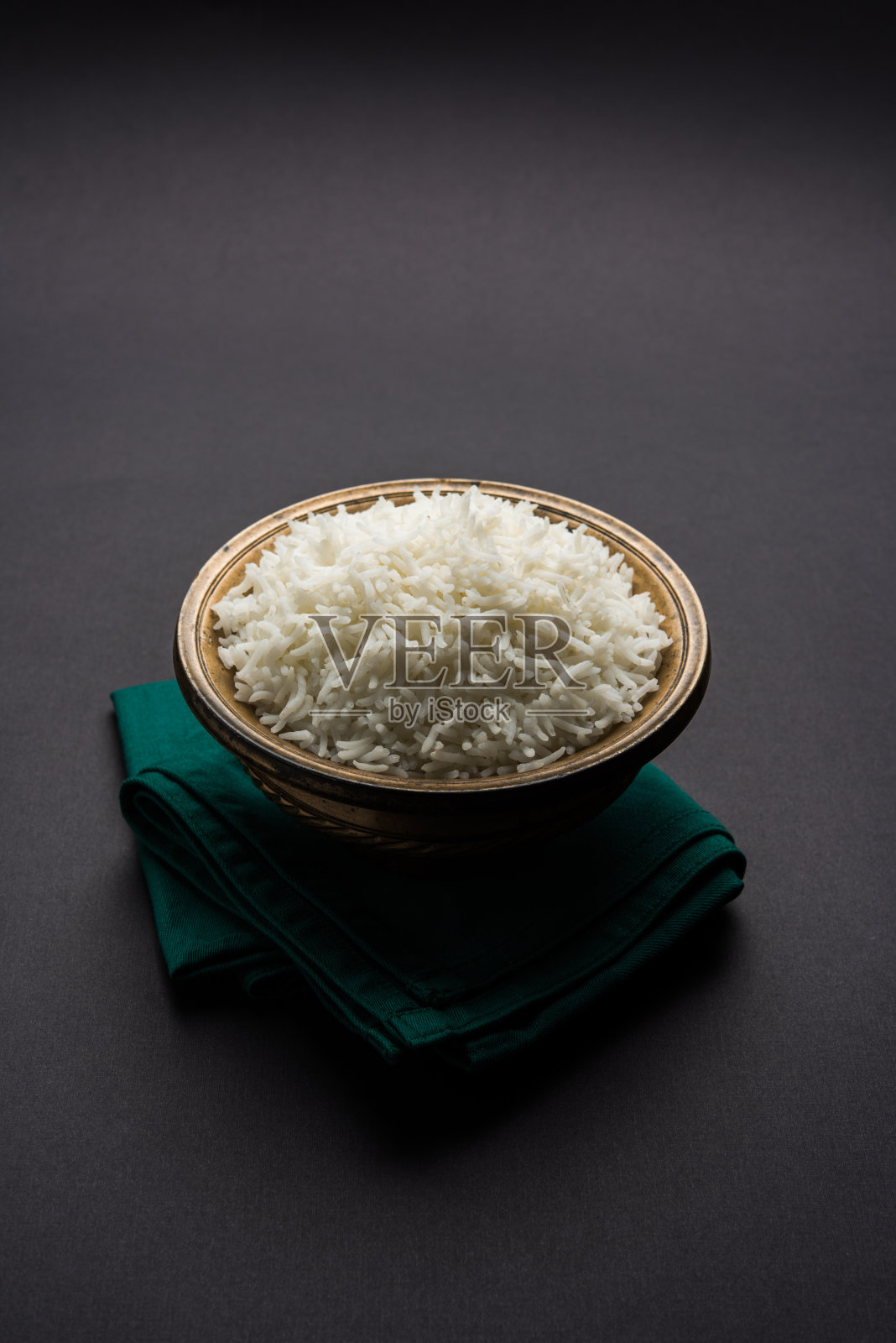 印度香米放在陶瓷碗里，印度白香米和长香米煮好并盛在碗里，有选择的焦点照片摄影图片