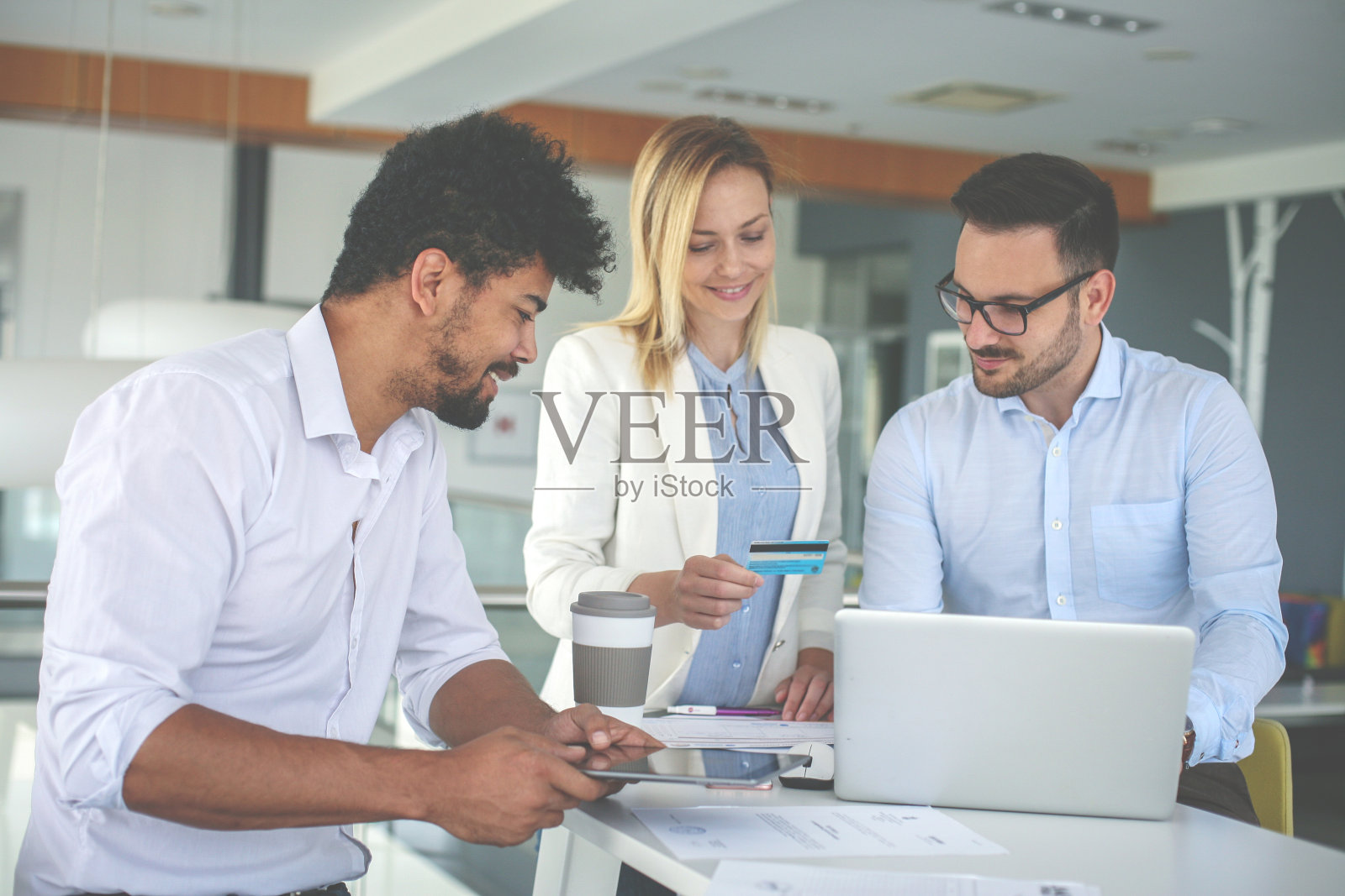 商务人士在办公室使用信用卡。成功的商业人士。照片摄影图片