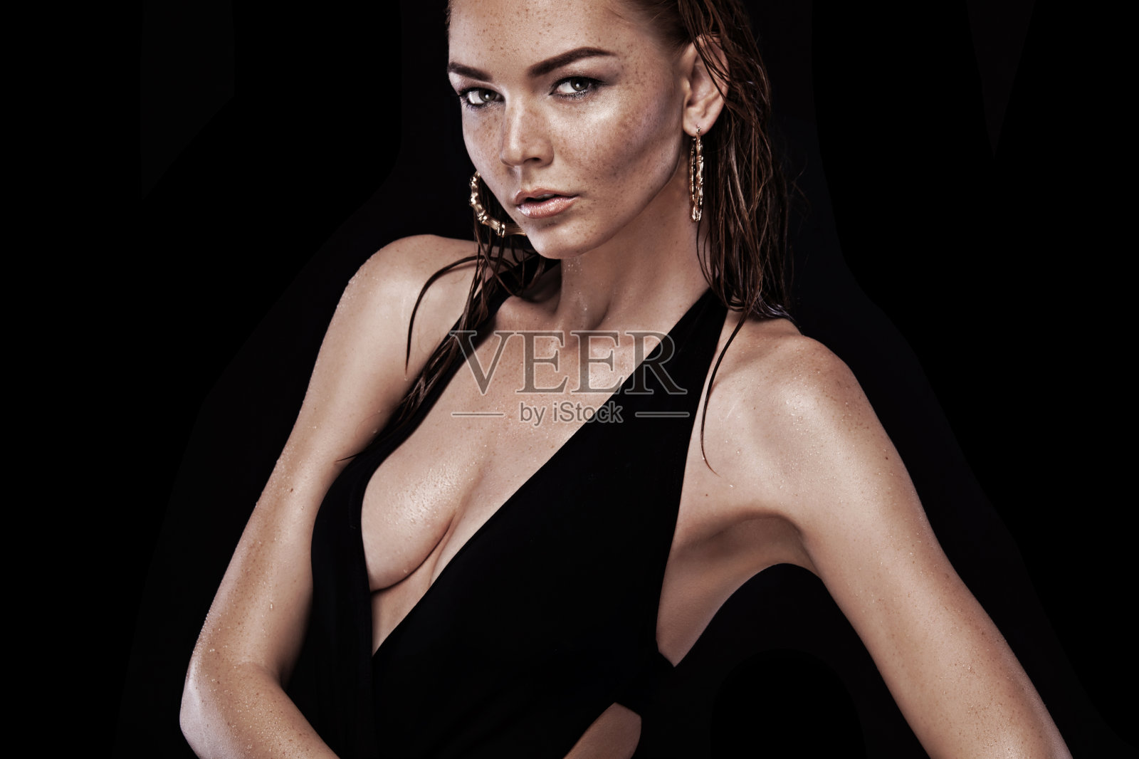 女人在比基尼。照片摄影图片