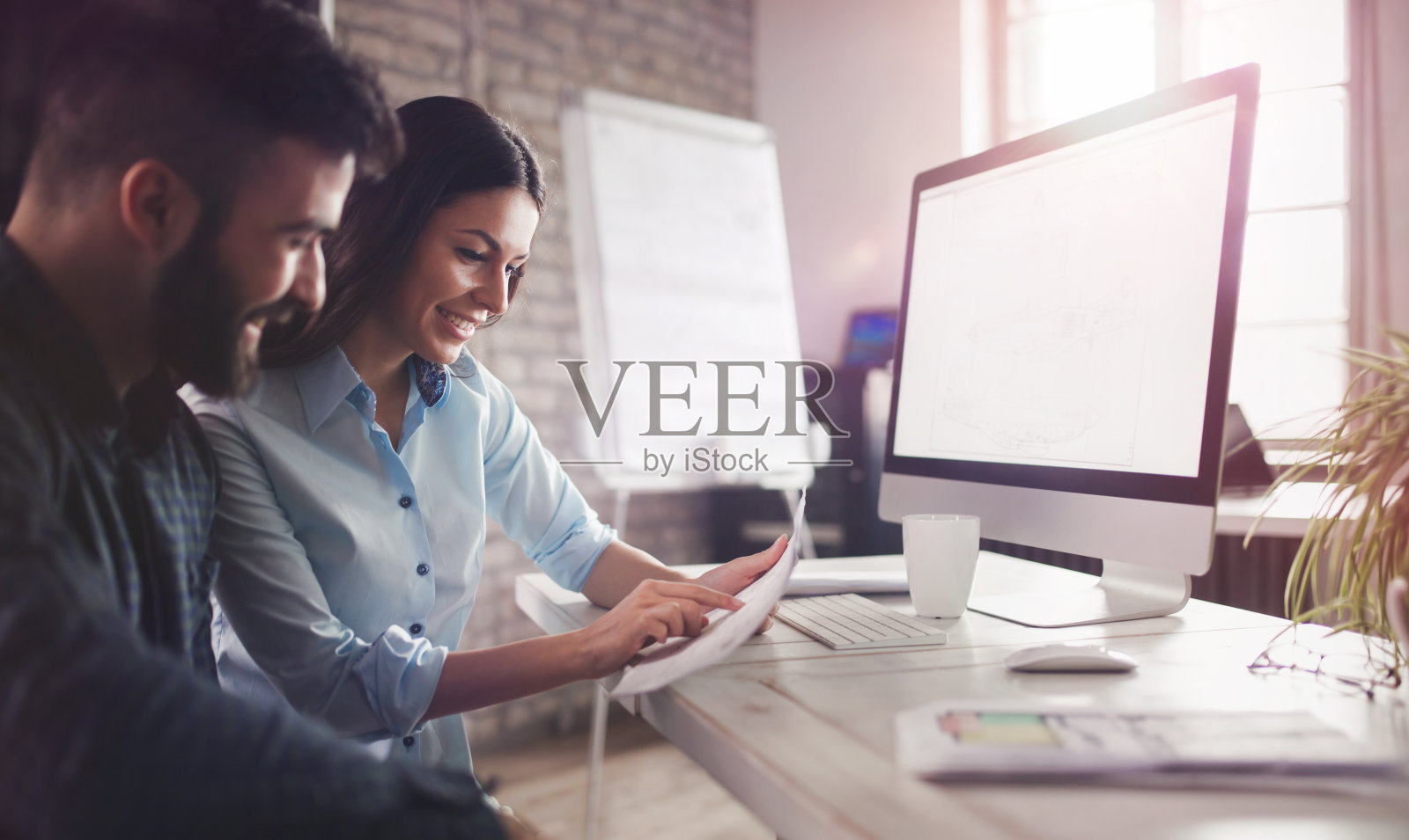 办公室里有创意的同事照片摄影图片