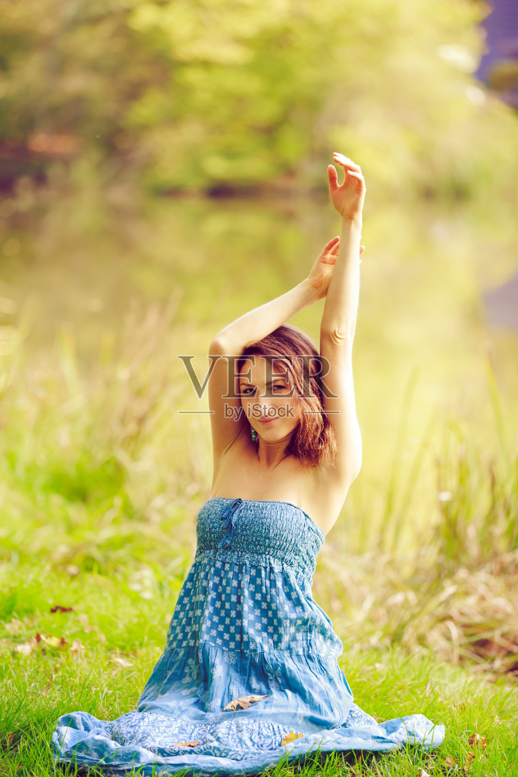 迷人的性感的年轻女孩在森林摆姿势照片摄影图片