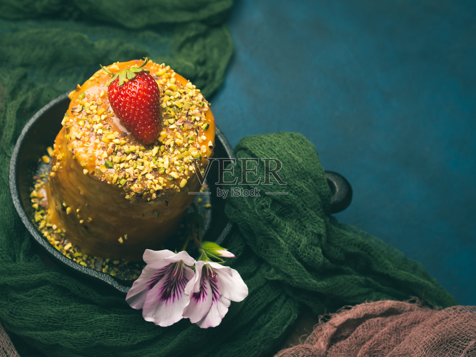 焦糖蛋糕，草莓开心果花照片摄影图片