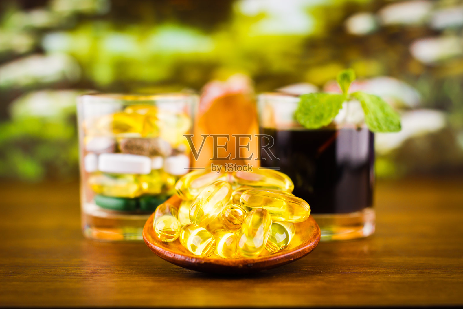 药物处方用于治疗药物。药品，保健容器内治疗。药房主题，胶囊药丸与药抗生素包装。照片摄影图片