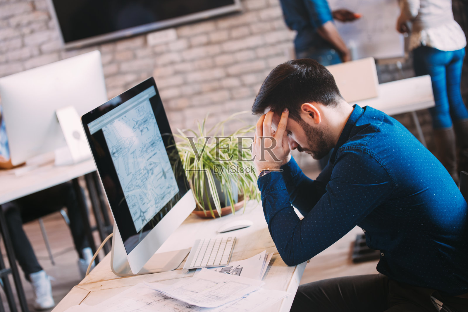 沉思过度工作的架构师在公司项目工作照片摄影图片
