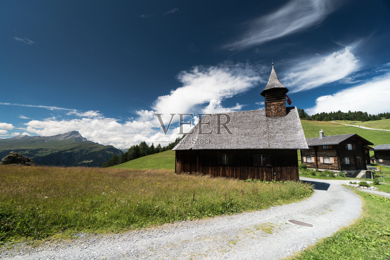 瑞士阿尔卑斯山村的一座古老的木制教堂照片摄影图片