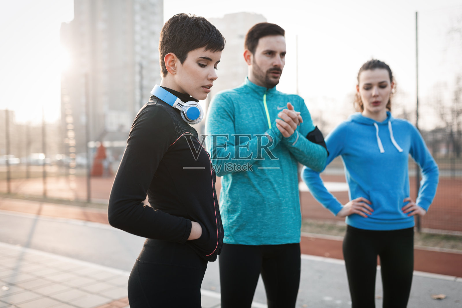 朋友们一起健身锻炼户外生活积极健康照片摄影图片