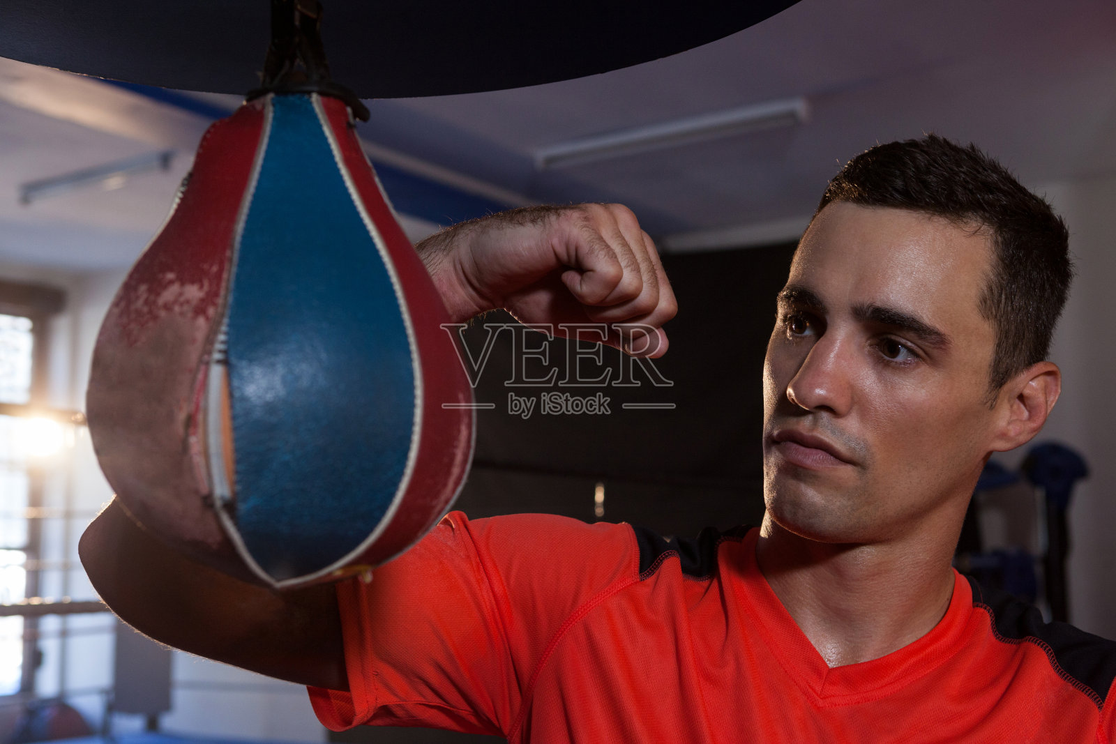 男拳击手用沙袋练习拳击照片摄影图片