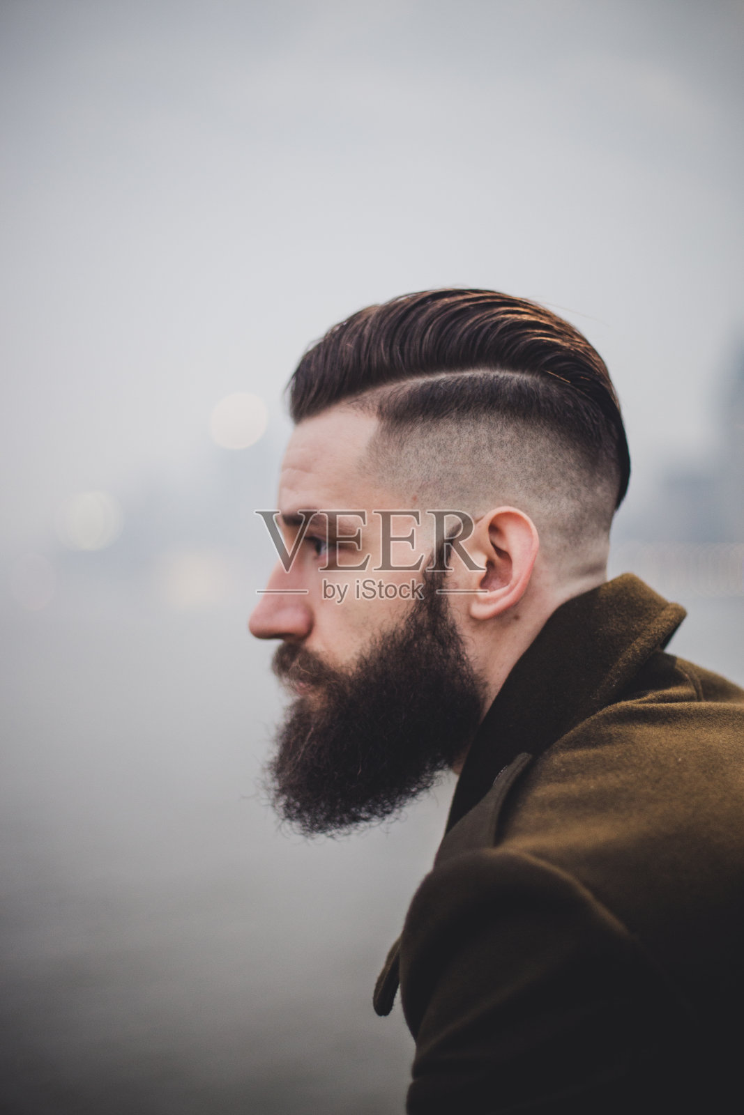 胡须的年轻人照片摄影图片