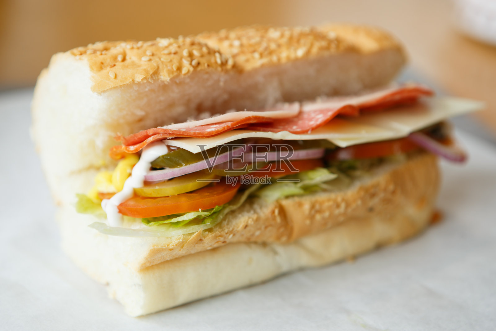 快餐店的三明治和沙拉菜单照片摄影图片