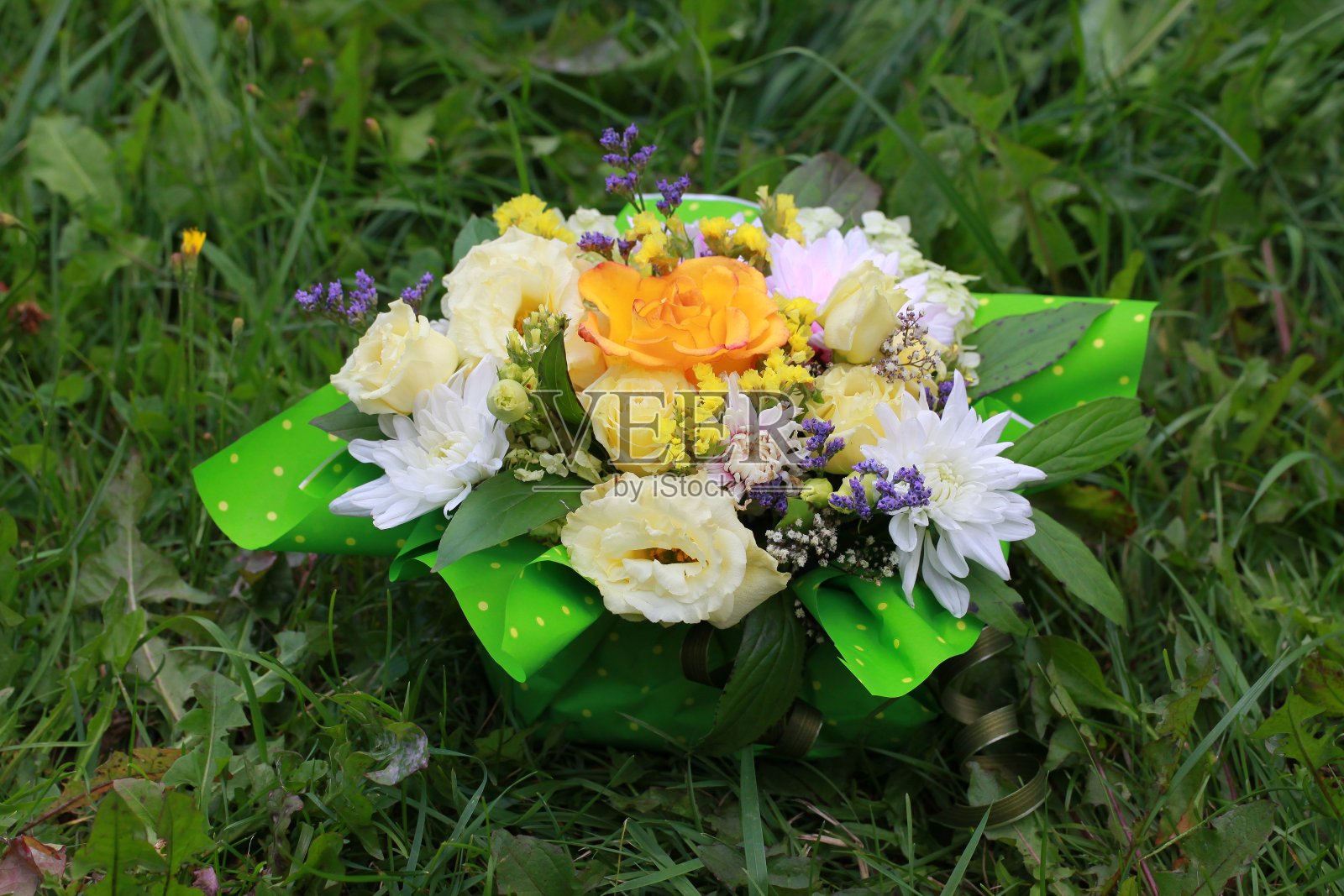 草地上的一束花照片摄影图片