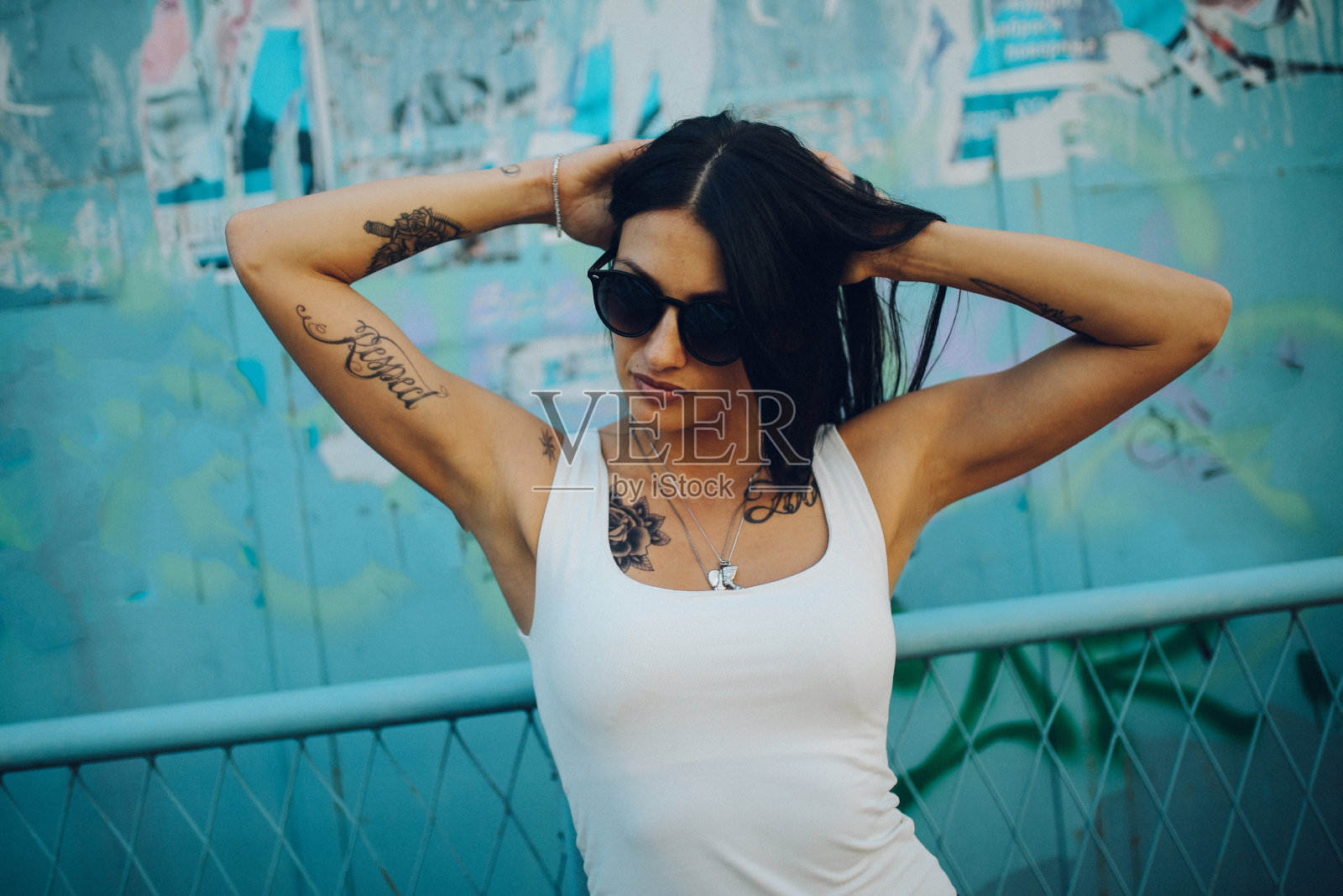 年轻漂亮的女人在兜帽享受夏日的一天照片摄影图片