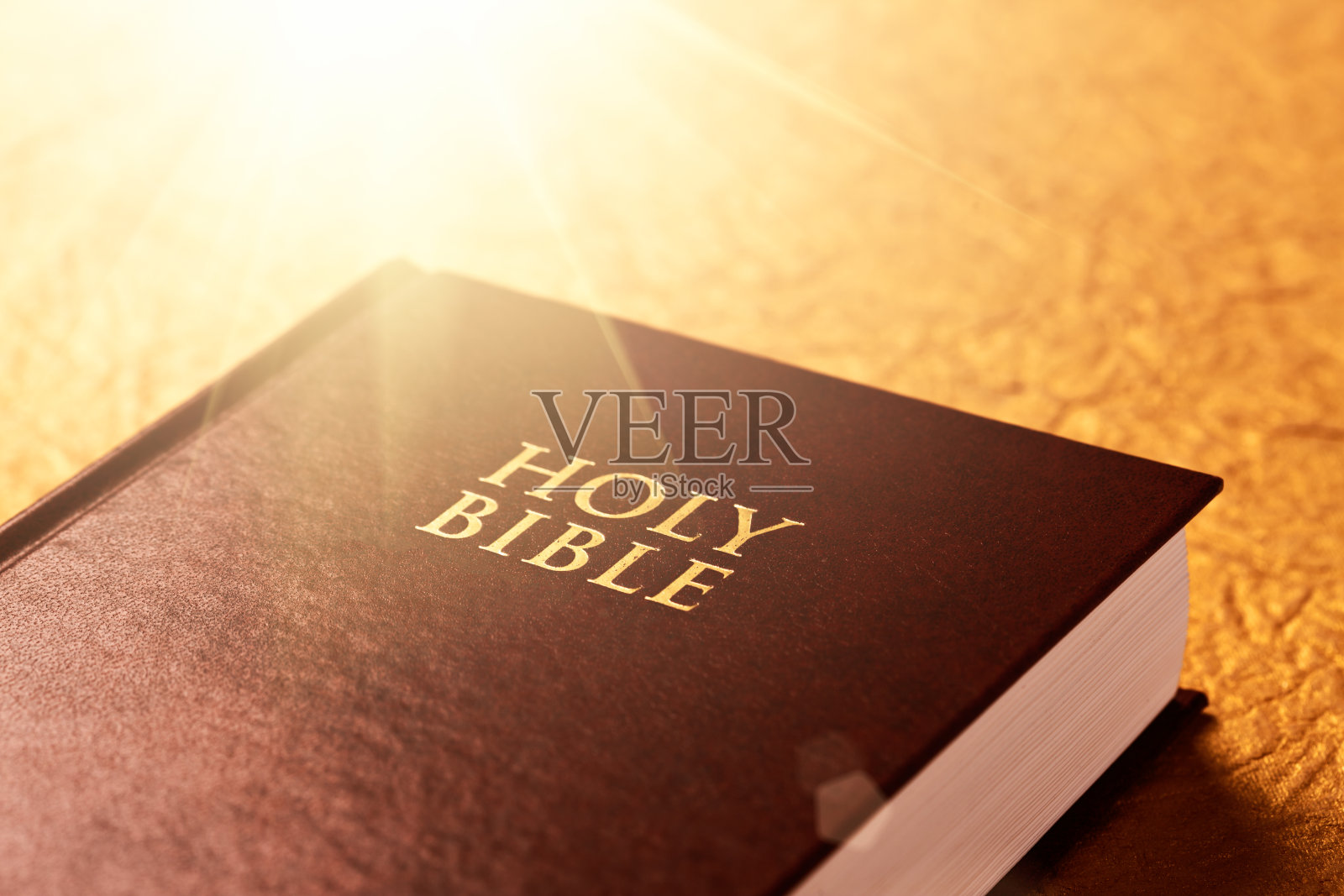 合拢的圣经，被阳光照亮照片摄影图片