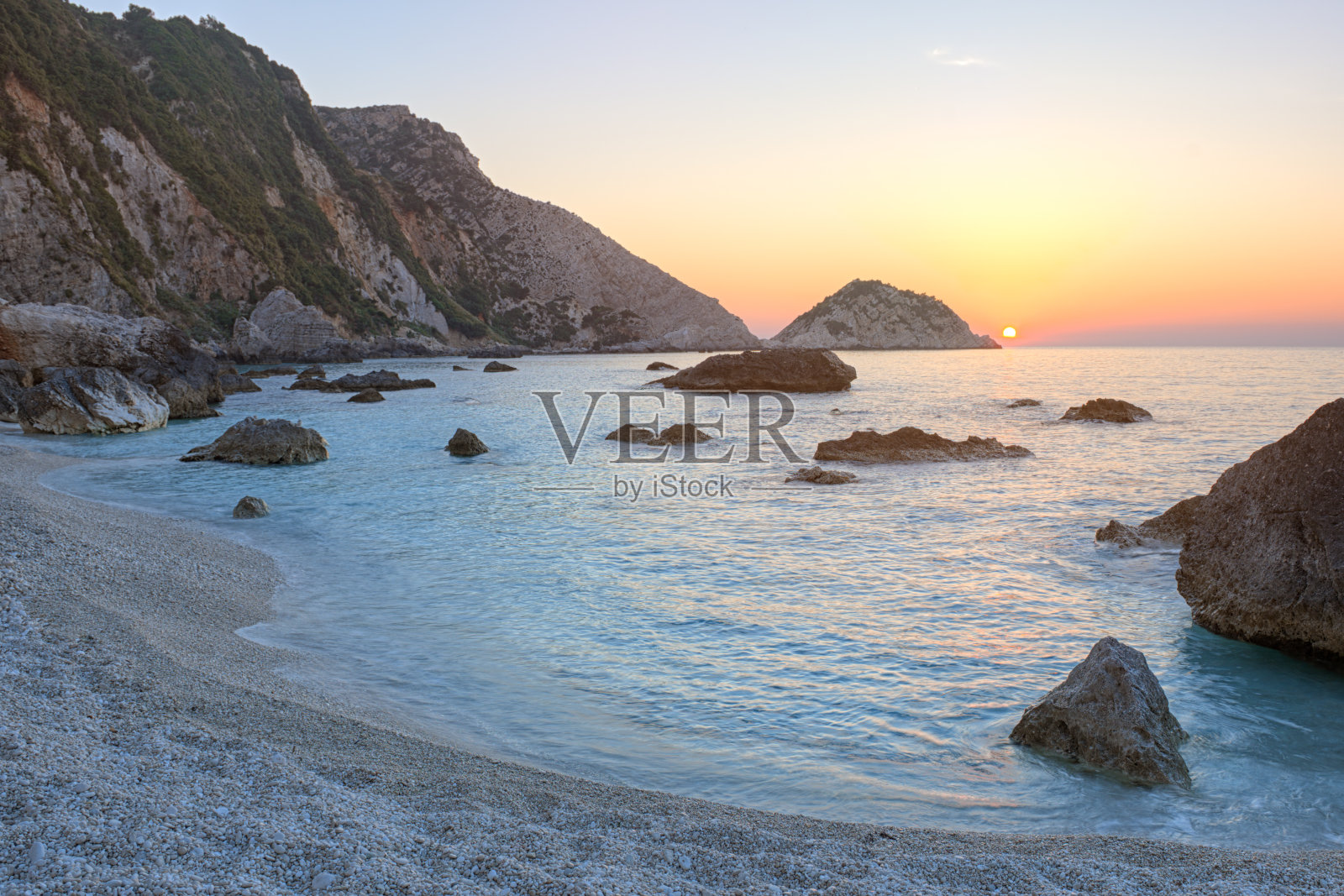 希腊凯法洛尼亚，日落时分的佩塔尼海滩照片摄影图片