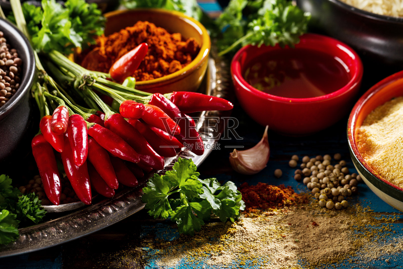 美丽，美味，开胃的配料，香料杂货店，烹饪，健康厨房。蓝色老木背景特写。照片摄影图片