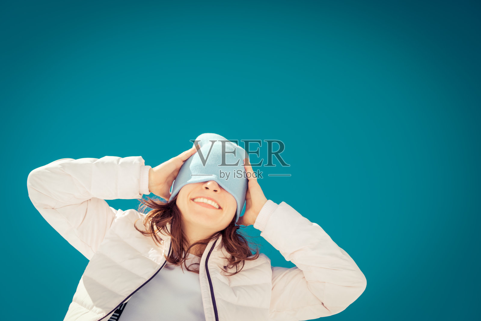 冬天里快乐的女人照片摄影图片