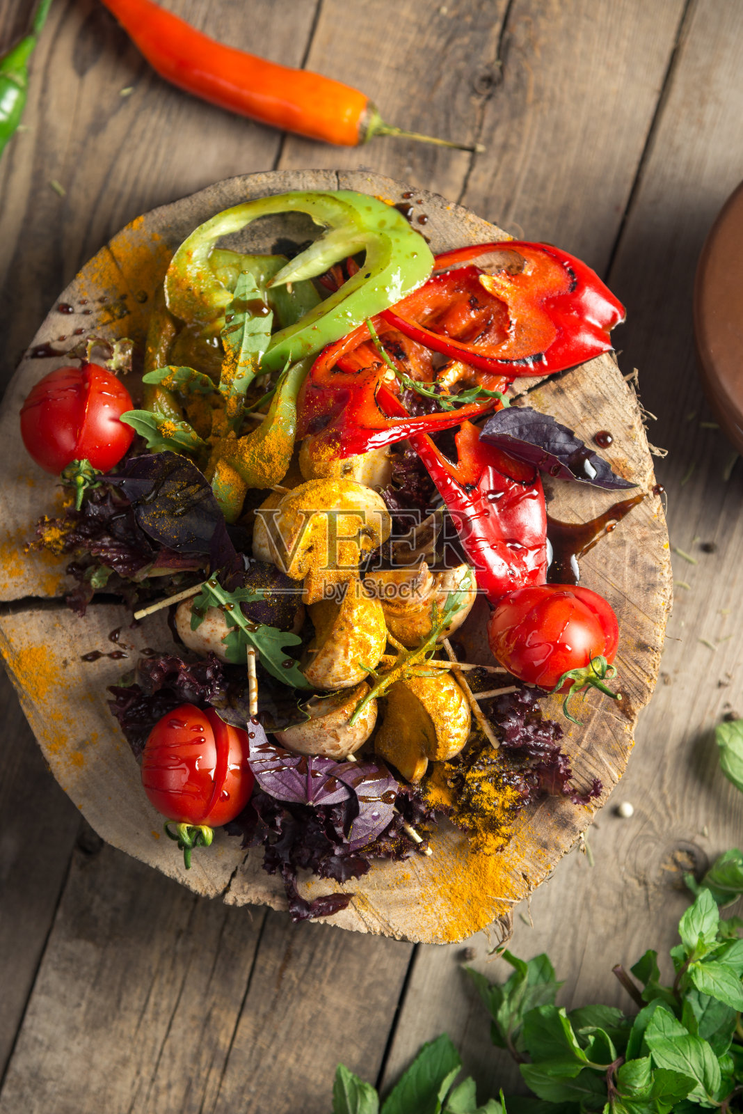 近距离的彩色烤蔬菜赏金盘上的木平底锅和Dip休息在喷漆野餐桌上照片摄影图片