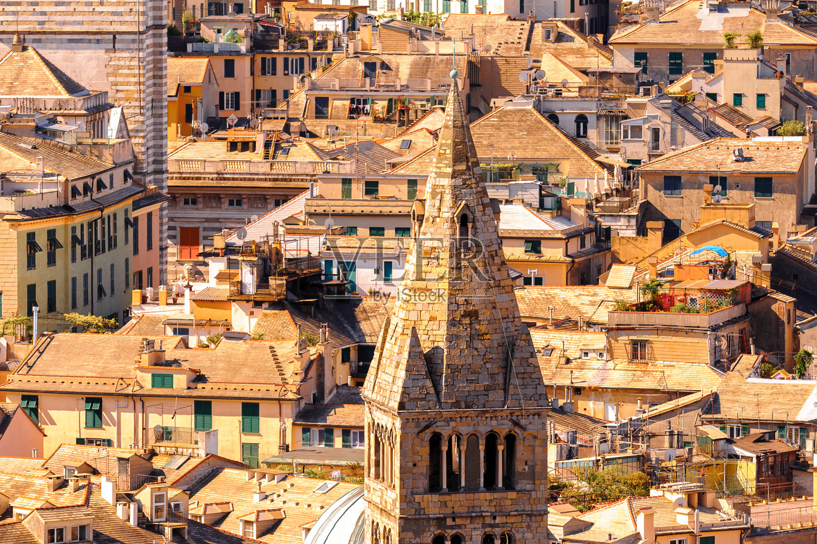 热那亚旧港区建筑。热那亚是利古里亚的首都，也是意大利第六大城市照片摄影图片