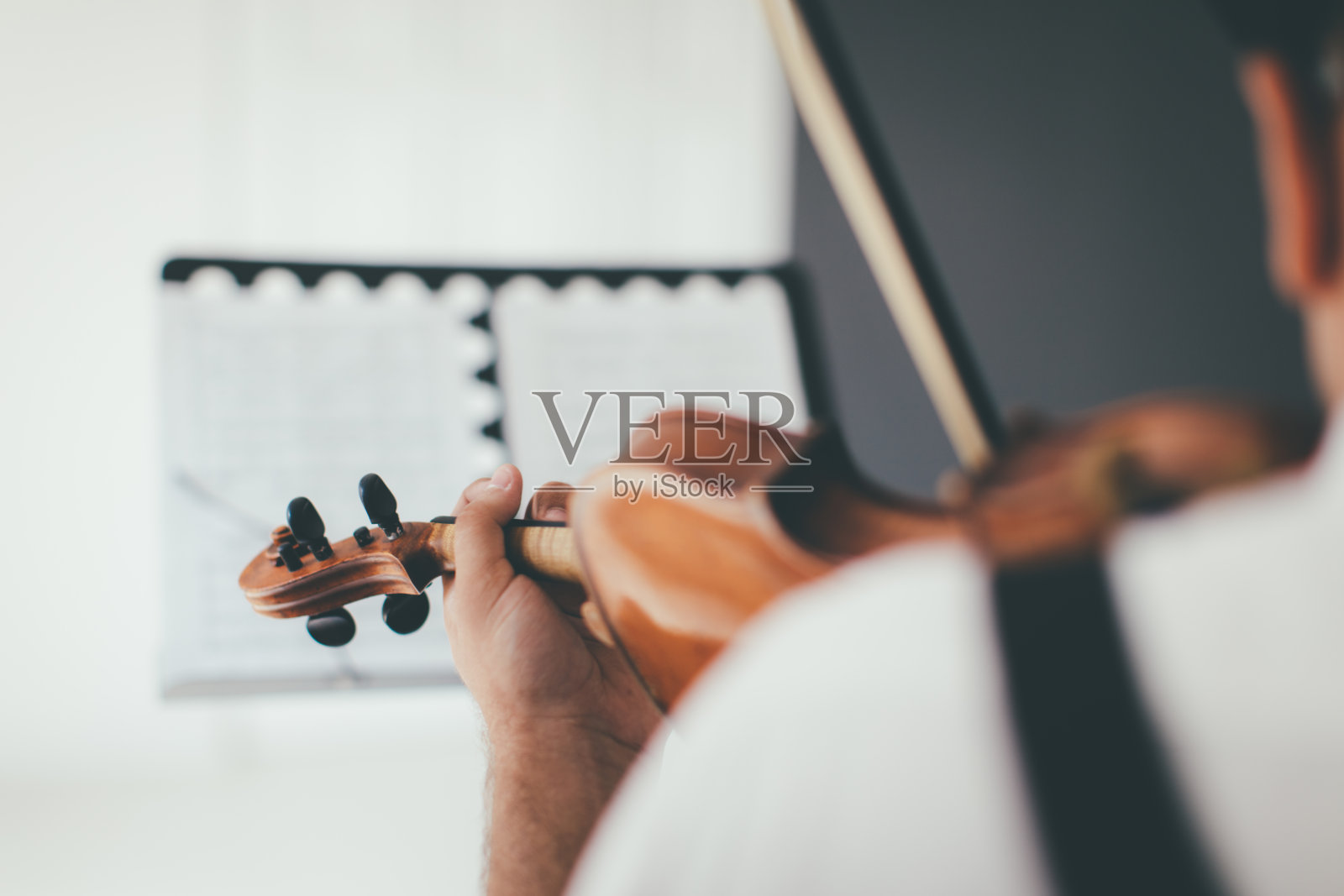 拿着音乐照片摄影图片