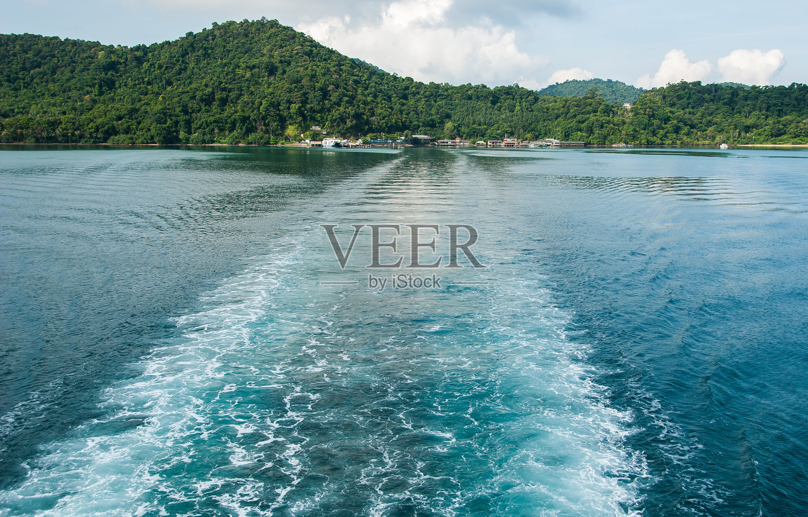 渡船启航时，海水的颜色变了。照片摄影图片