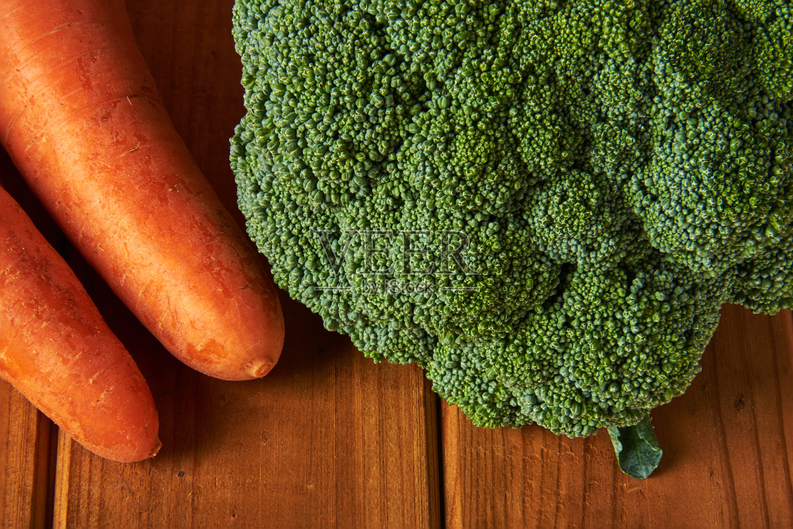 用花椰菜和胡萝卜在木板背景上的静物生活照片摄影图片