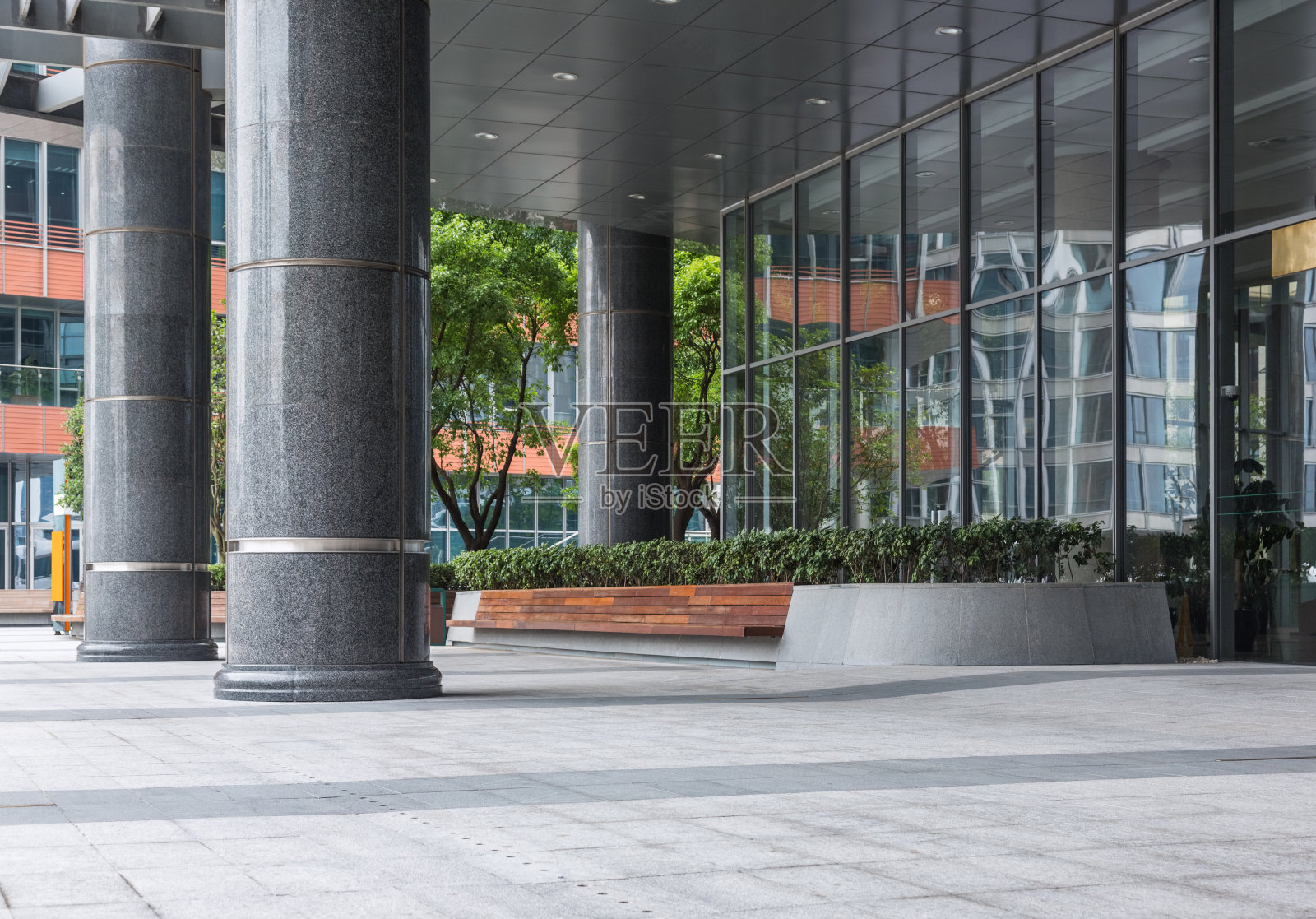 上海国际航运服务中心的空旷广场照片摄影图片