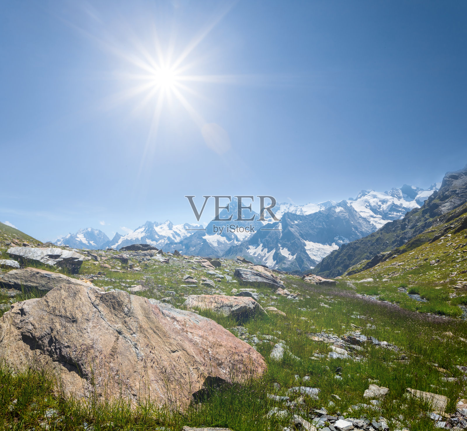 绿色的山在闪耀的阳光下通过照片摄影图片